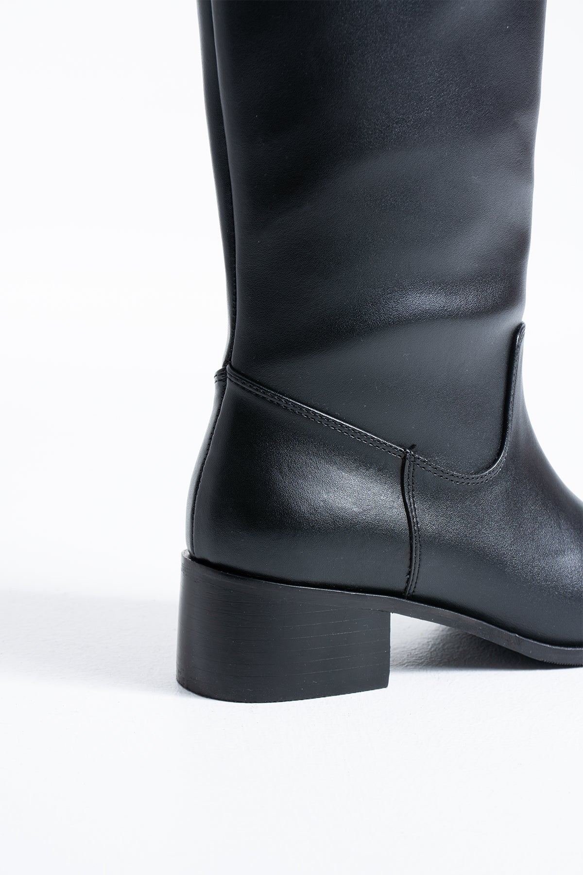 Ellen Kadın Diz Altı Çizme Sivri Burun Günlük & Şık Kullanım Orta Topuklu Zamansız Klasik Tasarım