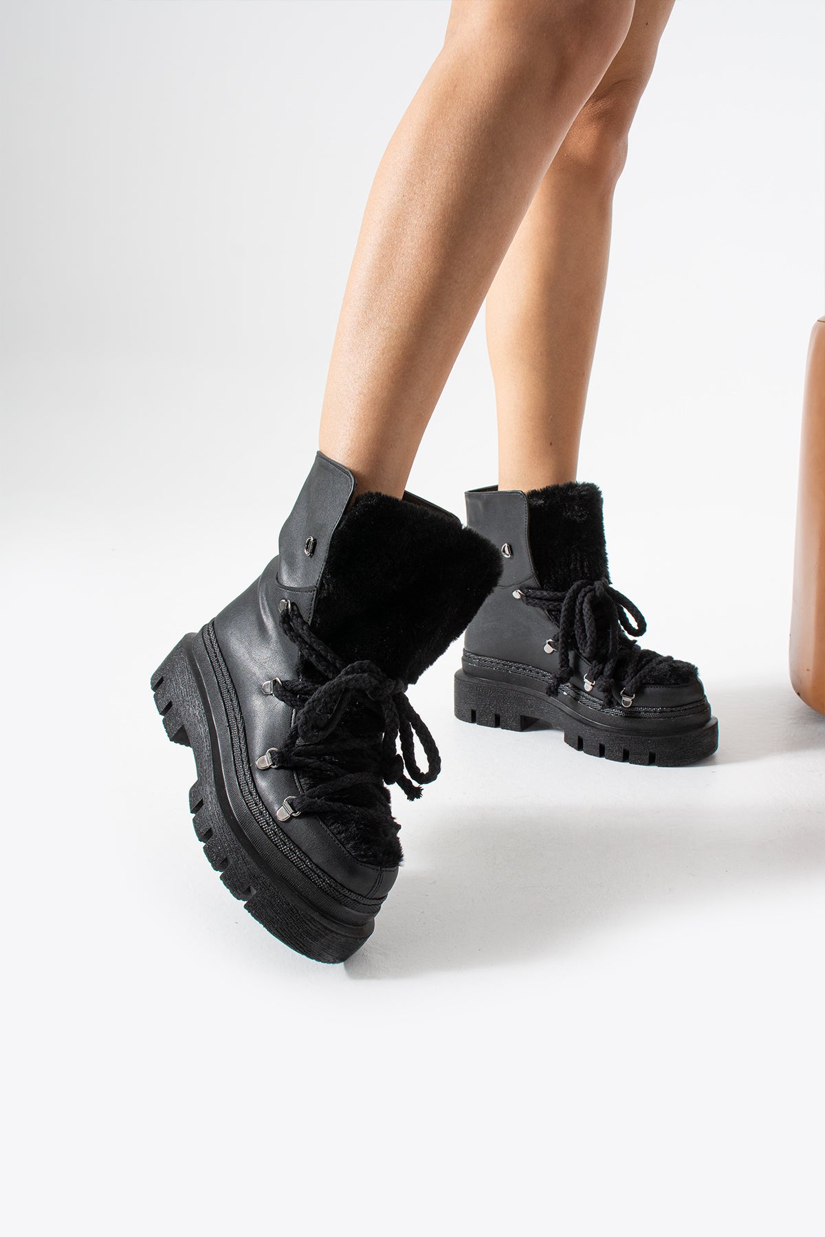 Aylin Kadın Peluş Detaylı Kalın Tabanlı Bağcıklı Kışlık Bot