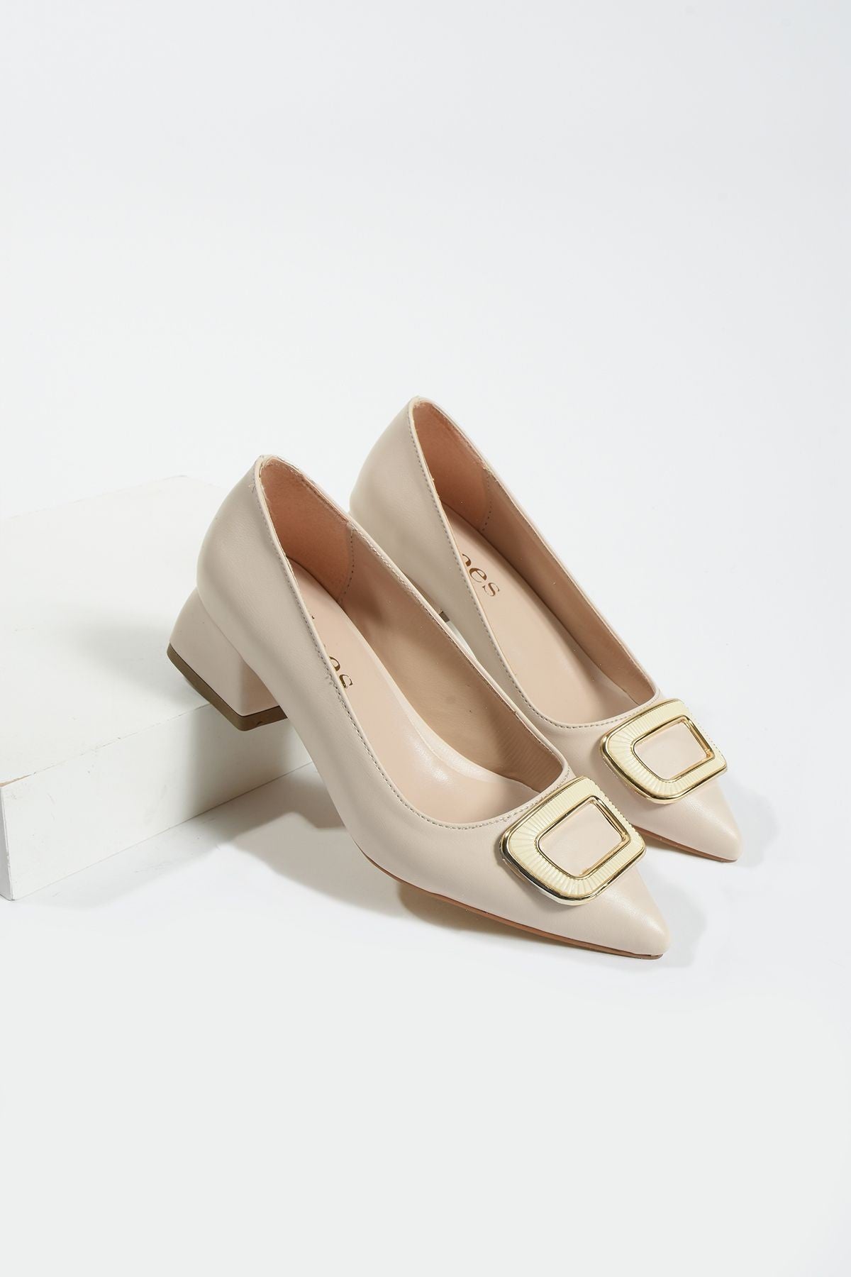 Siyah Tokalı Detay Klasik Topuklu Ayakkabı