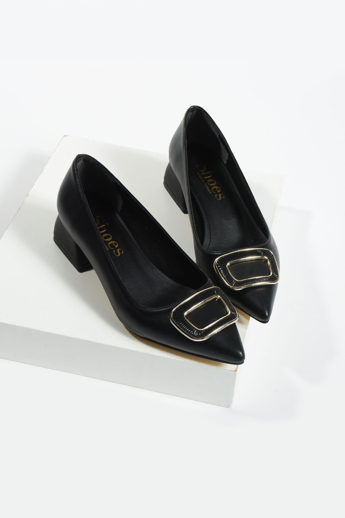 Siyah Tokalı Detay Klasik Topuklu Ayakkabı