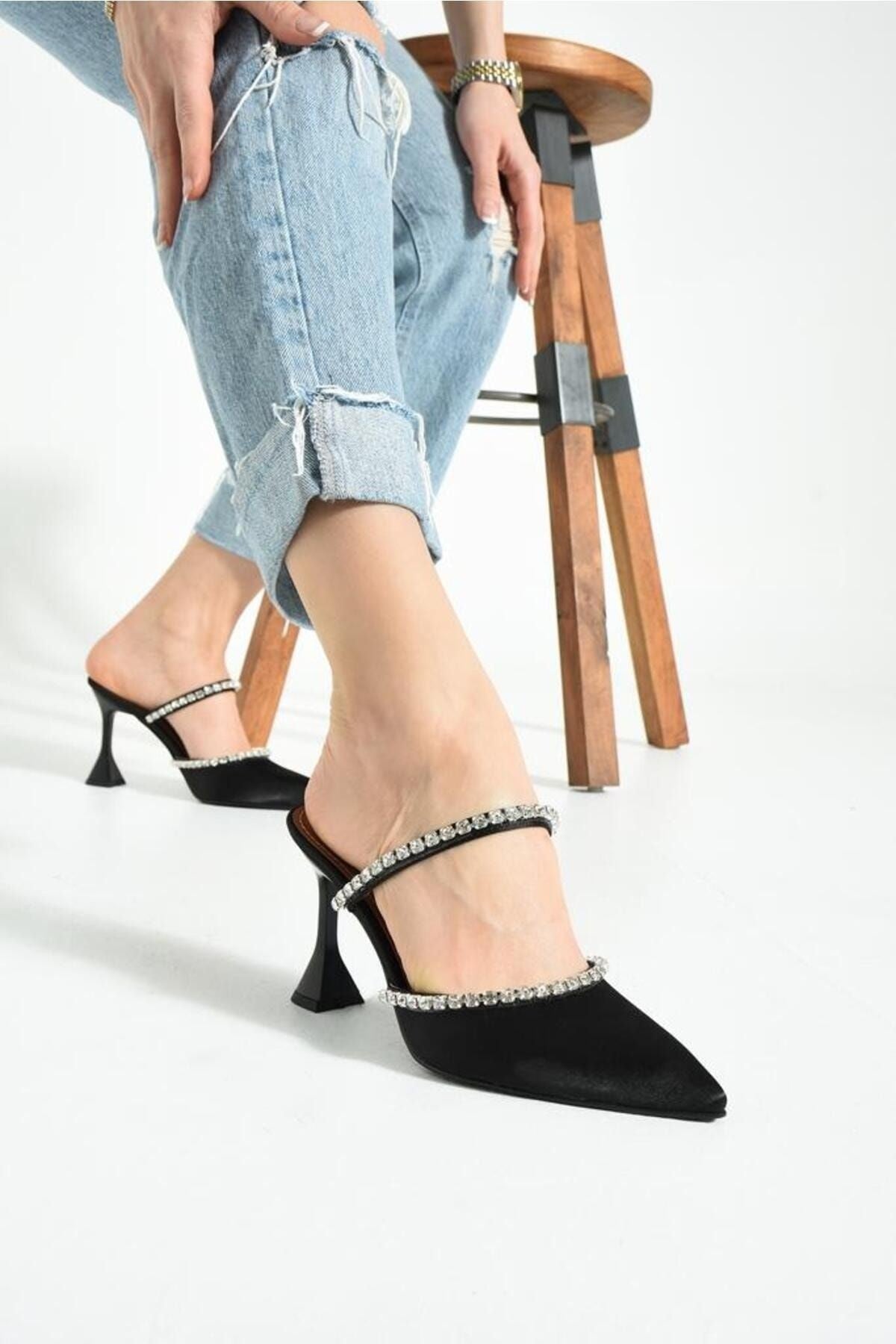 Kadın Siyah Çift Şerit Taşlı Topuklu Ayakkabı