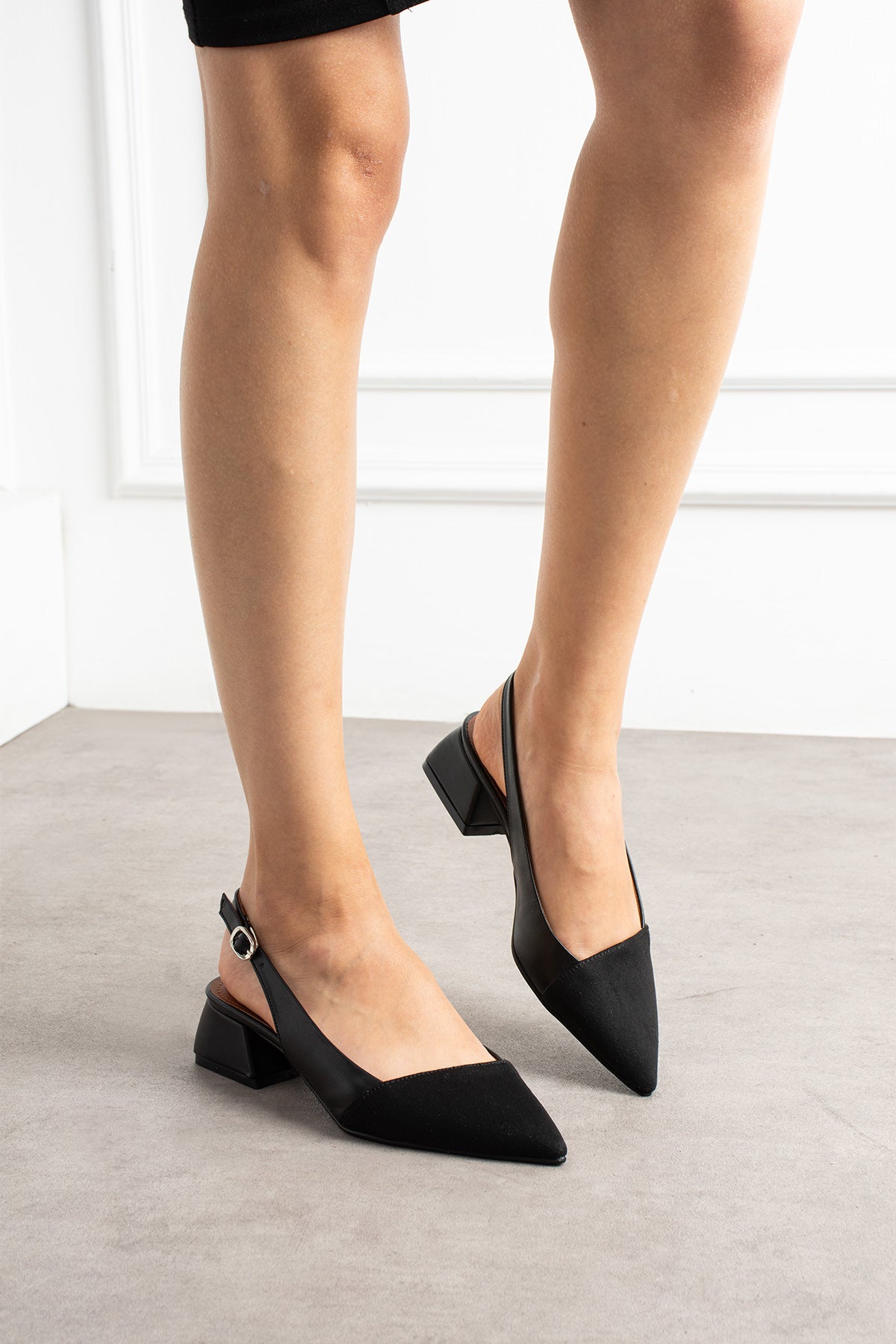 Siyah Mat Önü Siyah Saten Bilek Kemer Detaylı Sivri Burun Kısa Topuklu Kadın Babet