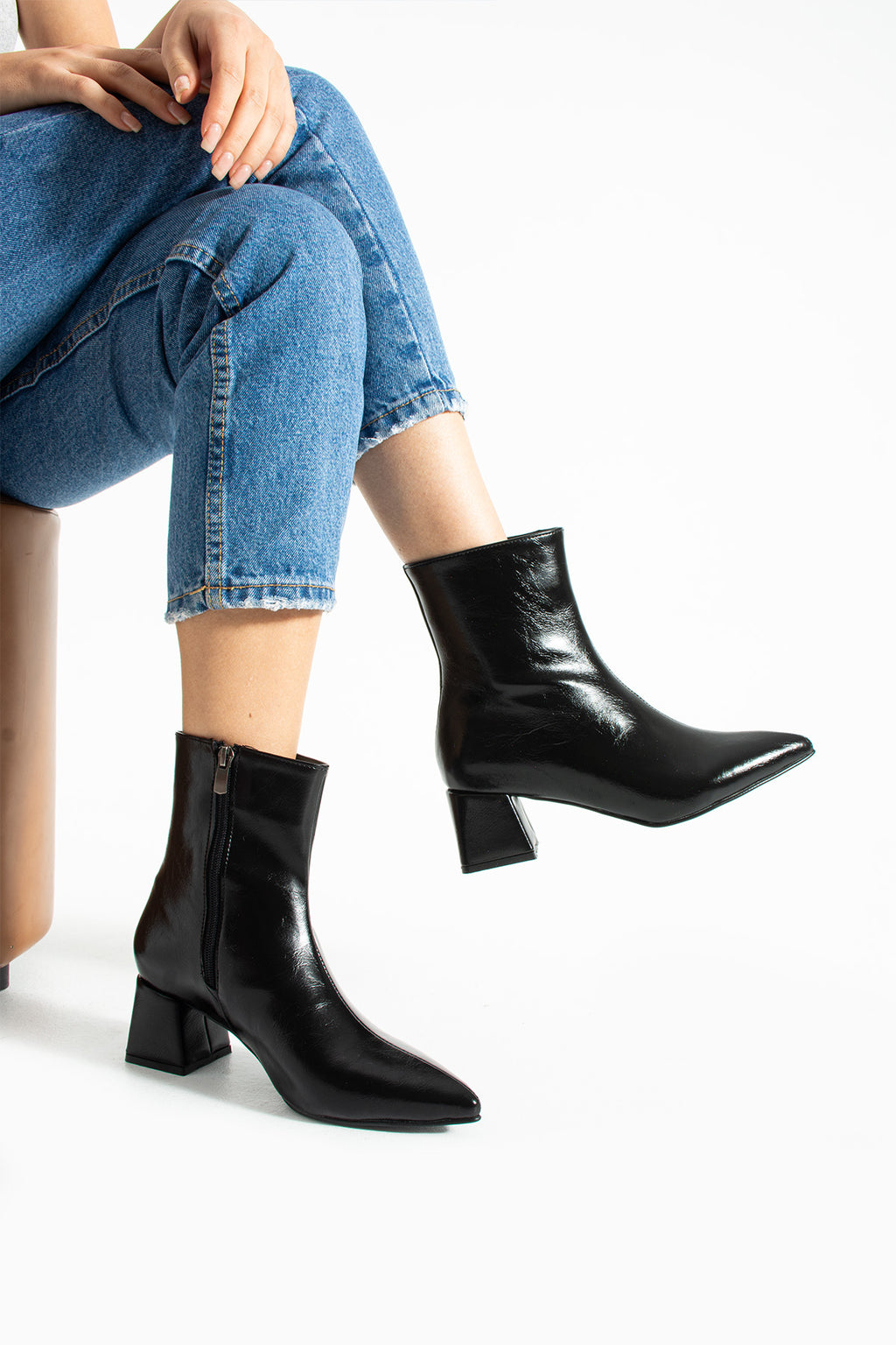 Blyana Sivri Burun Kalın Topuklu Kadın Bot