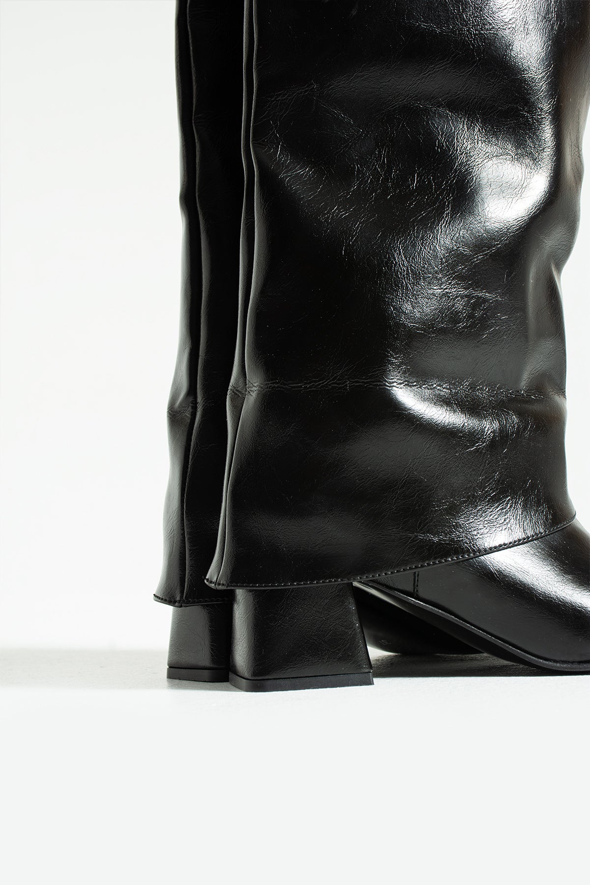 Nomi Kadın Sivri Burun Topuklu Çizme