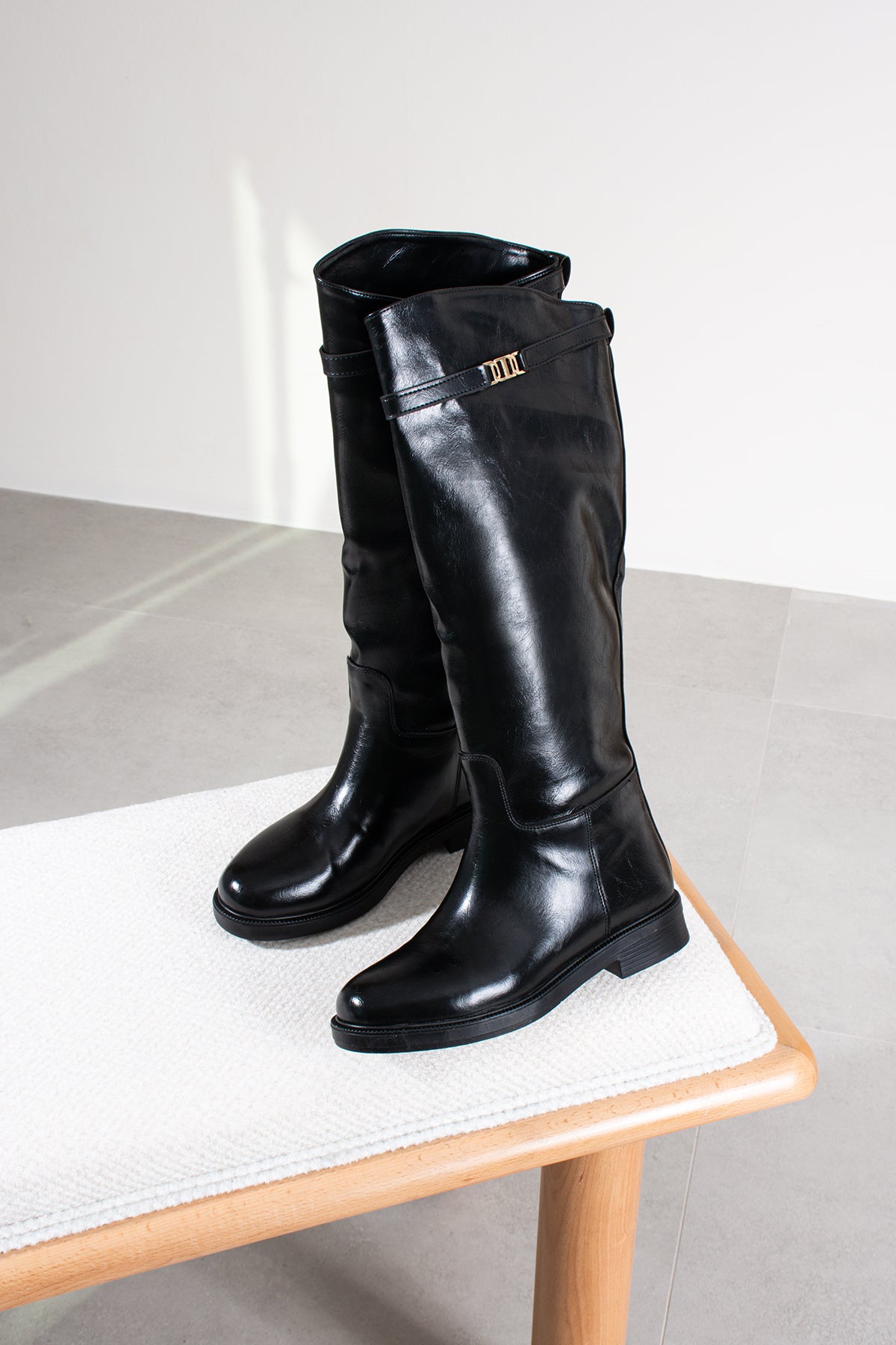 Oriana Toka Detaylı Kadın Siyah Düz Topuklu Diz Altı Deri Çizme