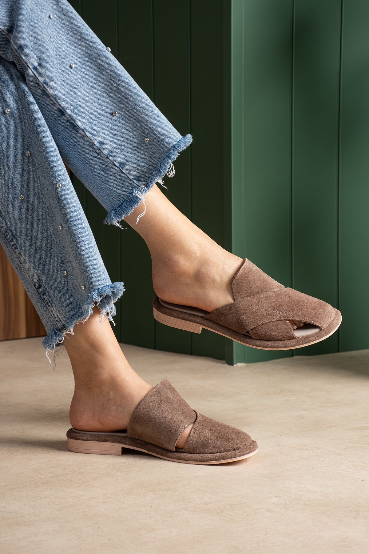 Bronte Hakiki Deri Süet Çapraz Bantlı Anatomik Tabanlı Konfor Terlik - Sandalet