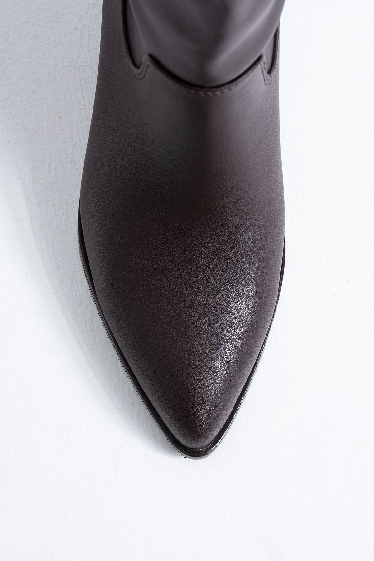 Ellen Kadın Diz Altı Çizme Sivri Burun Günlük & Şık Kullanım Orta Topuklu Zamansız Klasik Tasarım