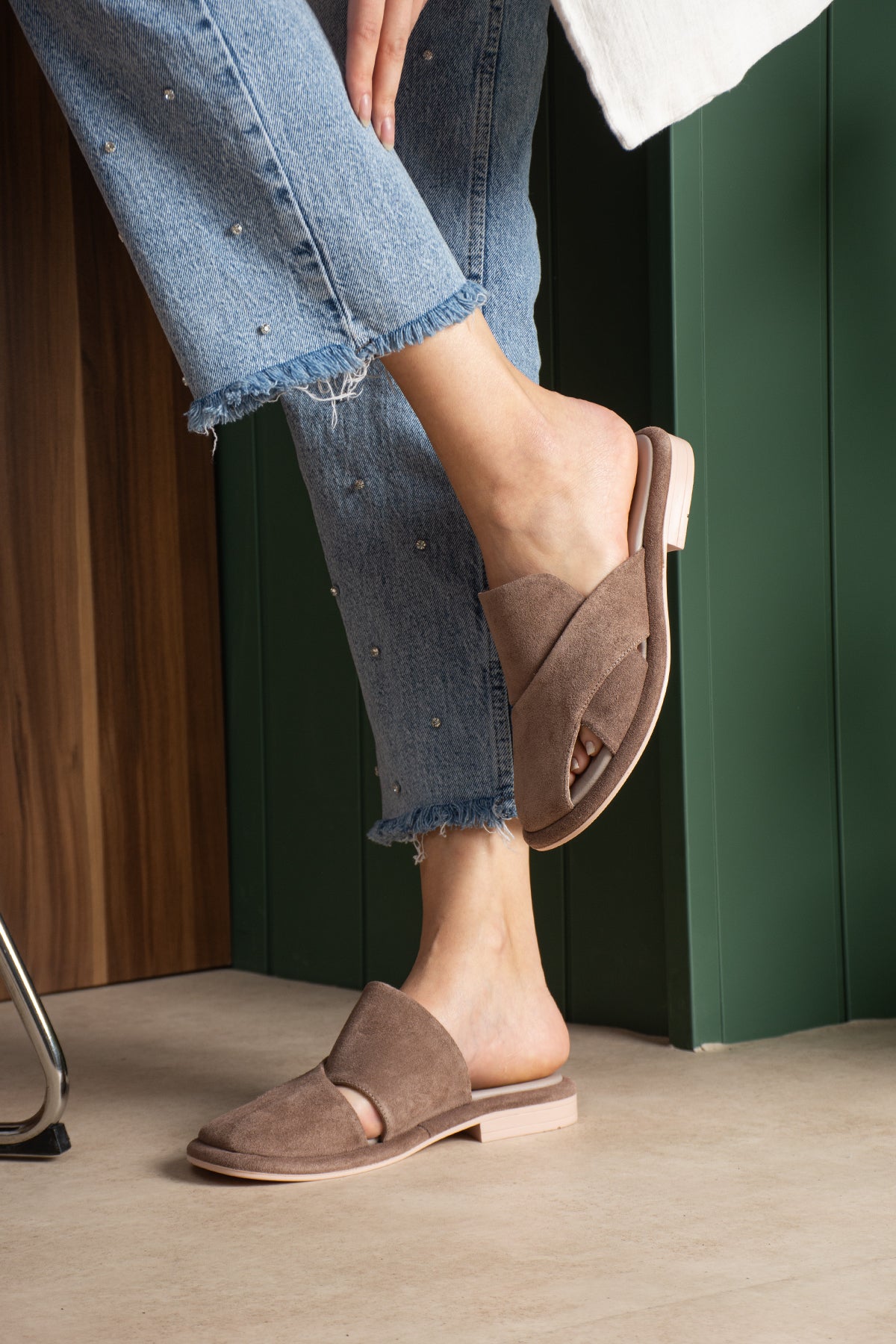 Bronte Hakiki Deri Süet Çapraz Bantlı Anatomik Tabanlı Konfor Terlik - Sandalet