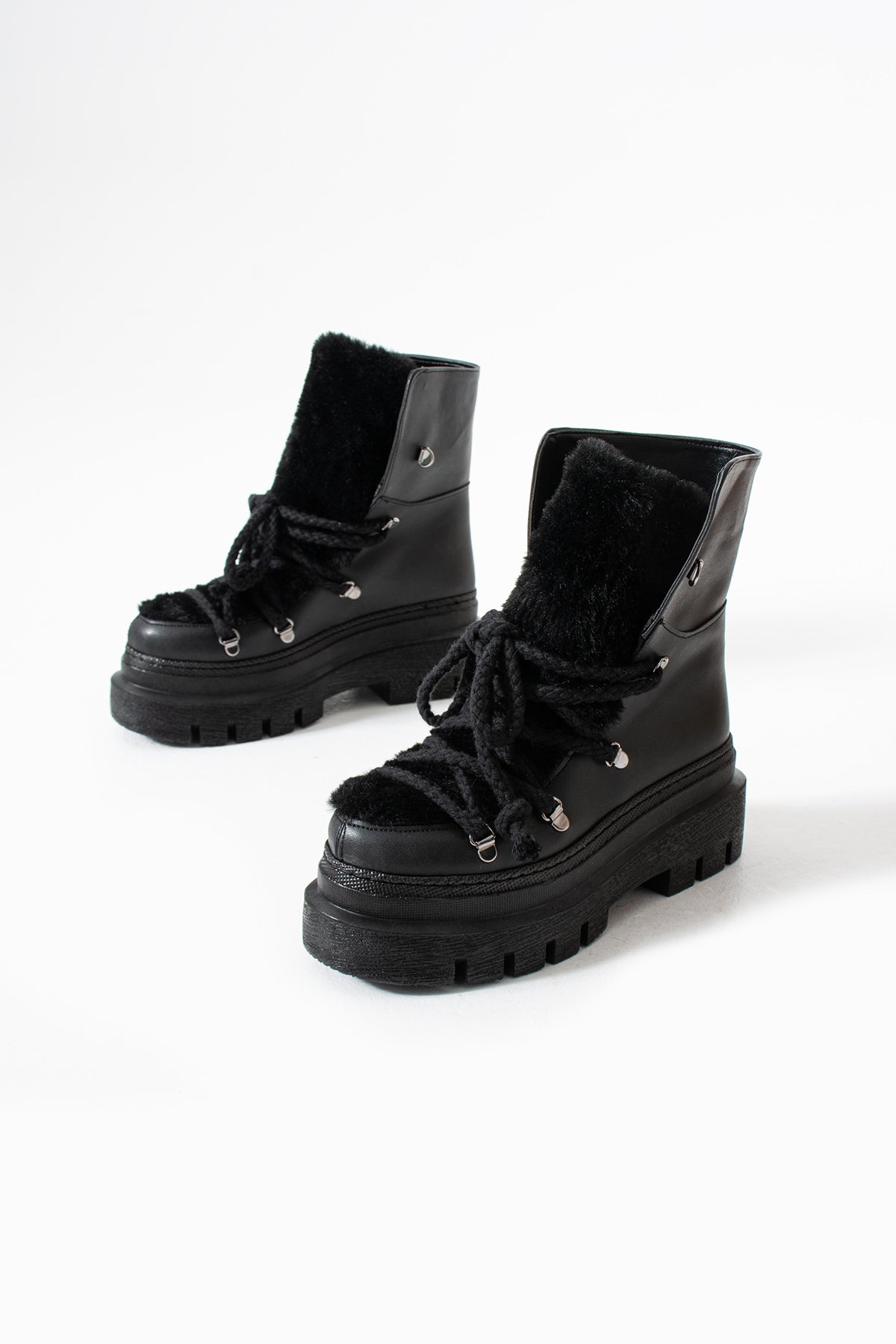 Aylin Kadın Peluş Detaylı Kalın Tabanlı Bağcıklı Kışlık Bot