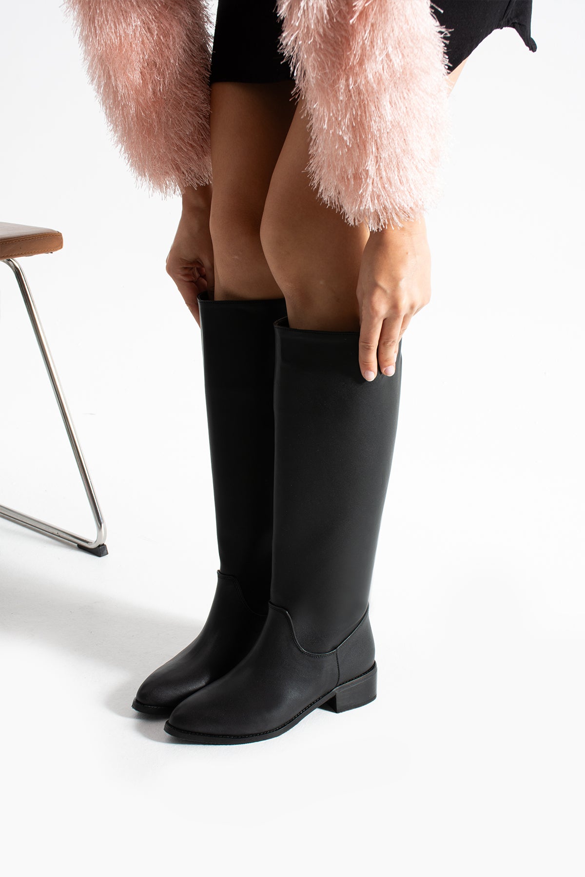 Eldon Siyah Mat Sivri Burun Kadın Kısa Topuklu Çizme