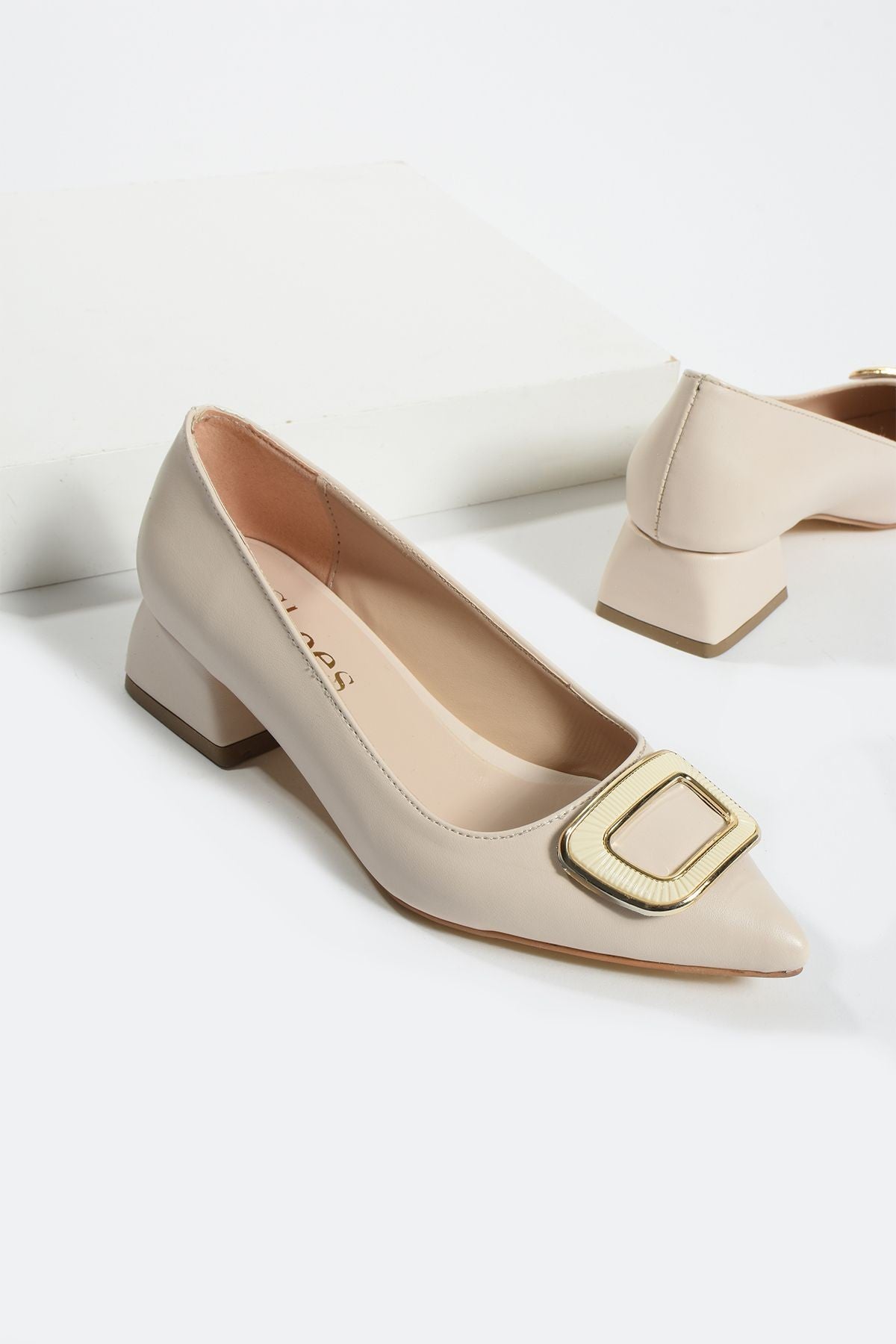 Siyah Tokalı Detay Klasik Topuklu Ayakkabı