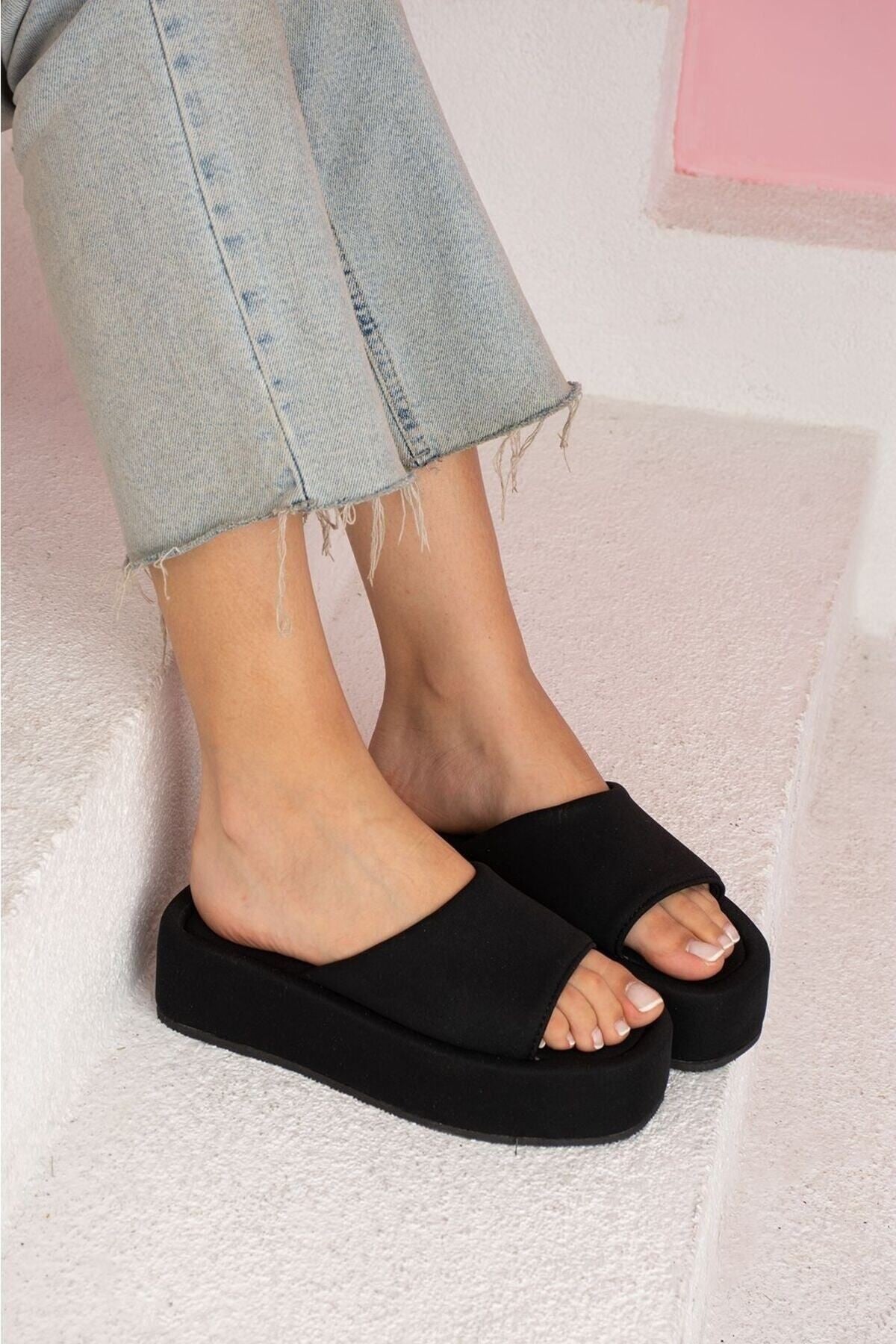 Siyah Dolgu Topuklu Terlik