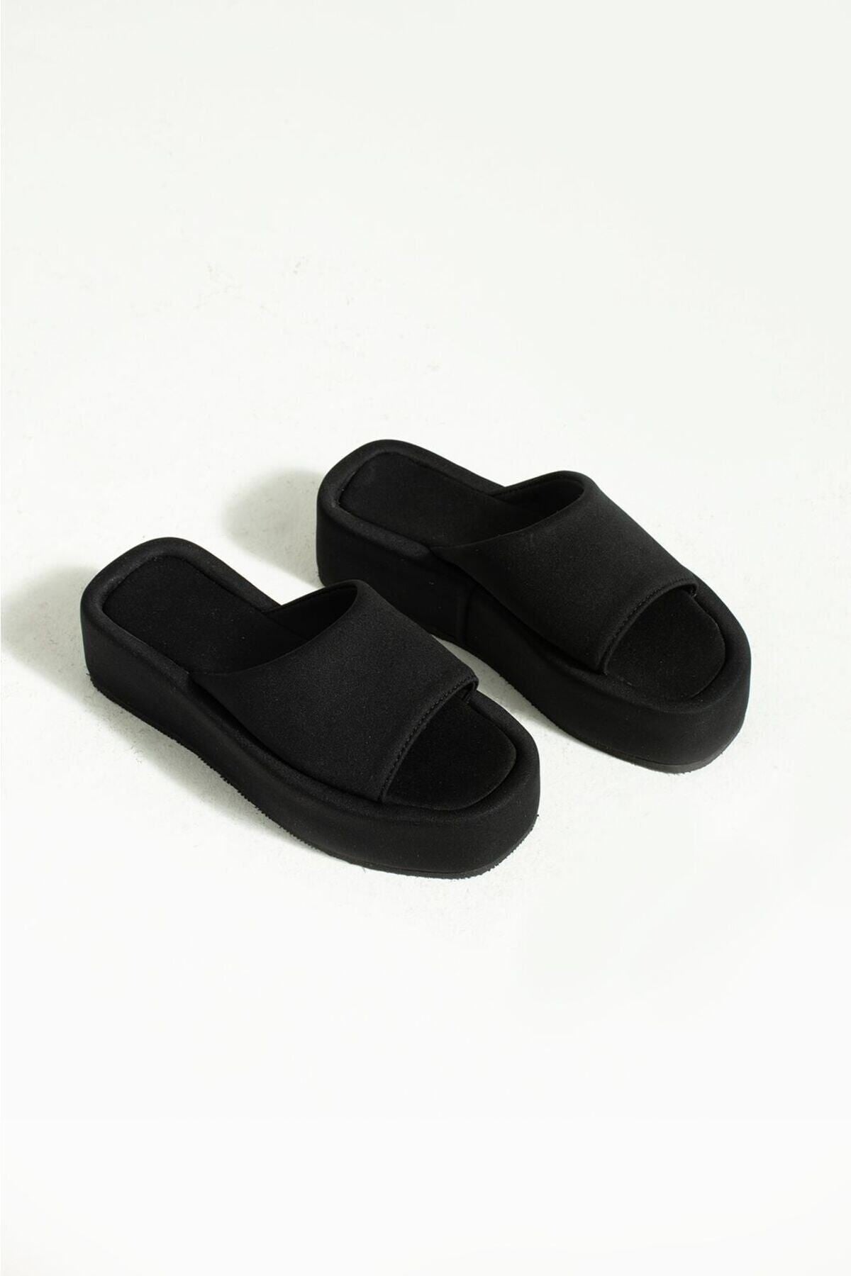 Siyah Dolgu Topuklu Terlik