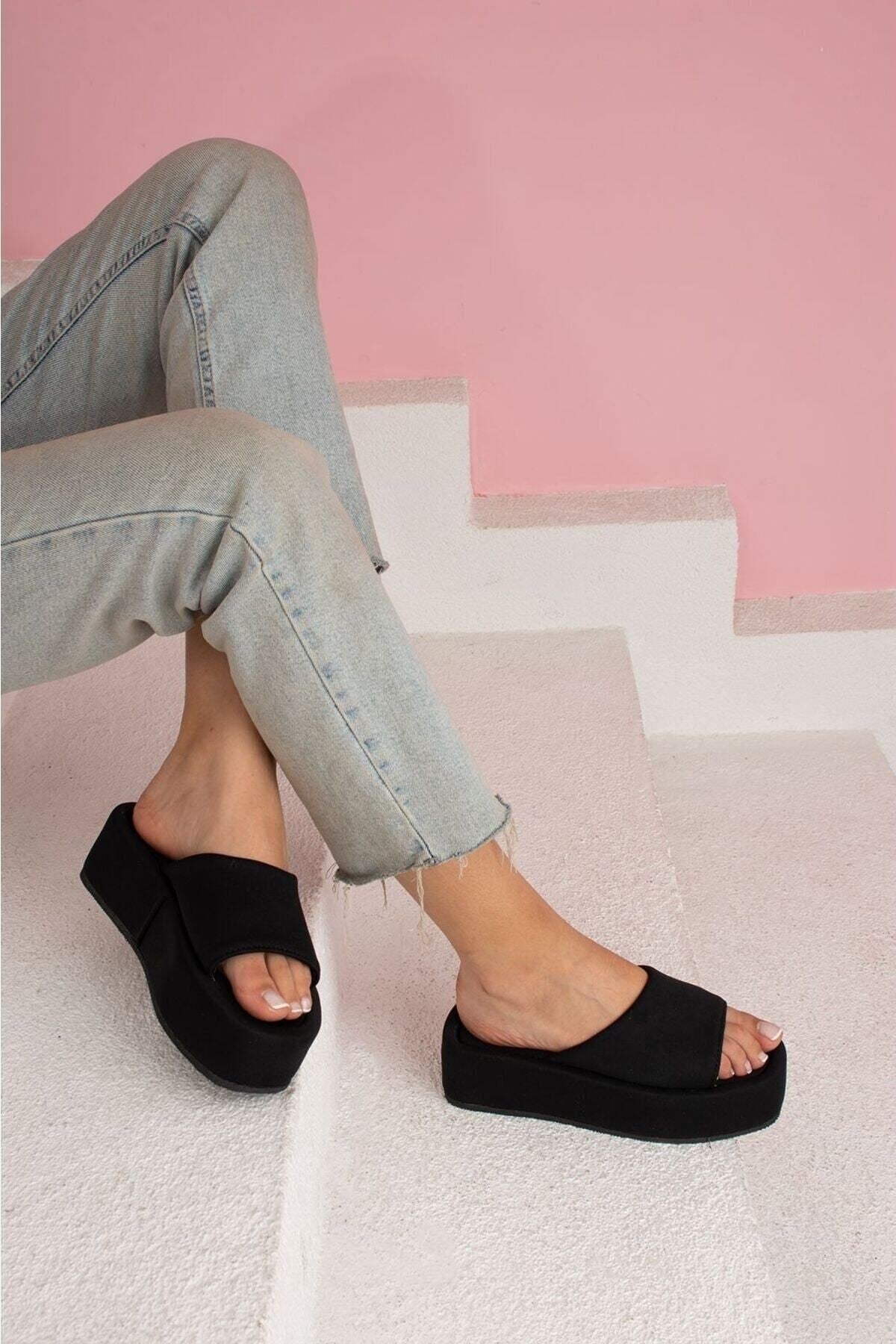 Siyah Dolgu Topuklu Terlik