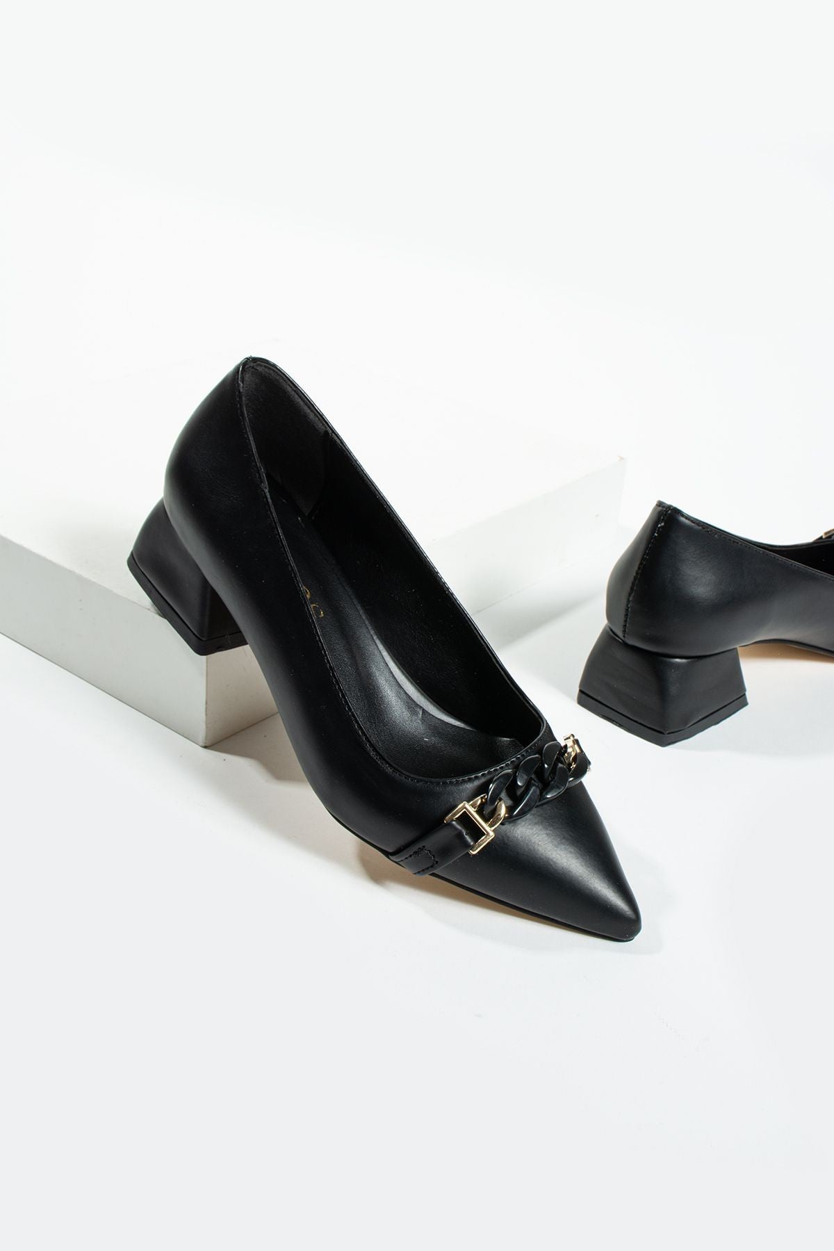 Siyah Zincir Detay Kadın Topuklu Ayakkabı