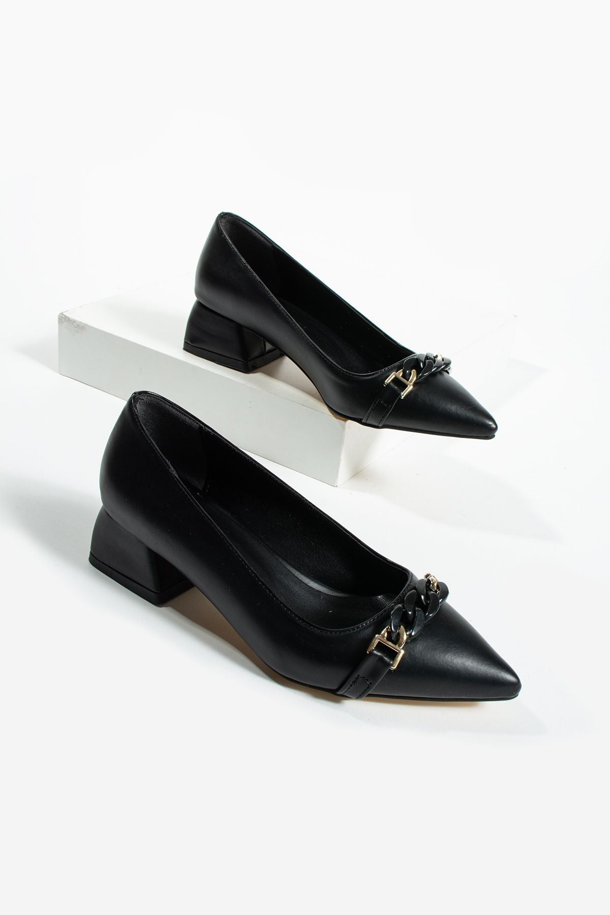 Siyah Zincir Detay Kadın Topuklu Ayakkabı