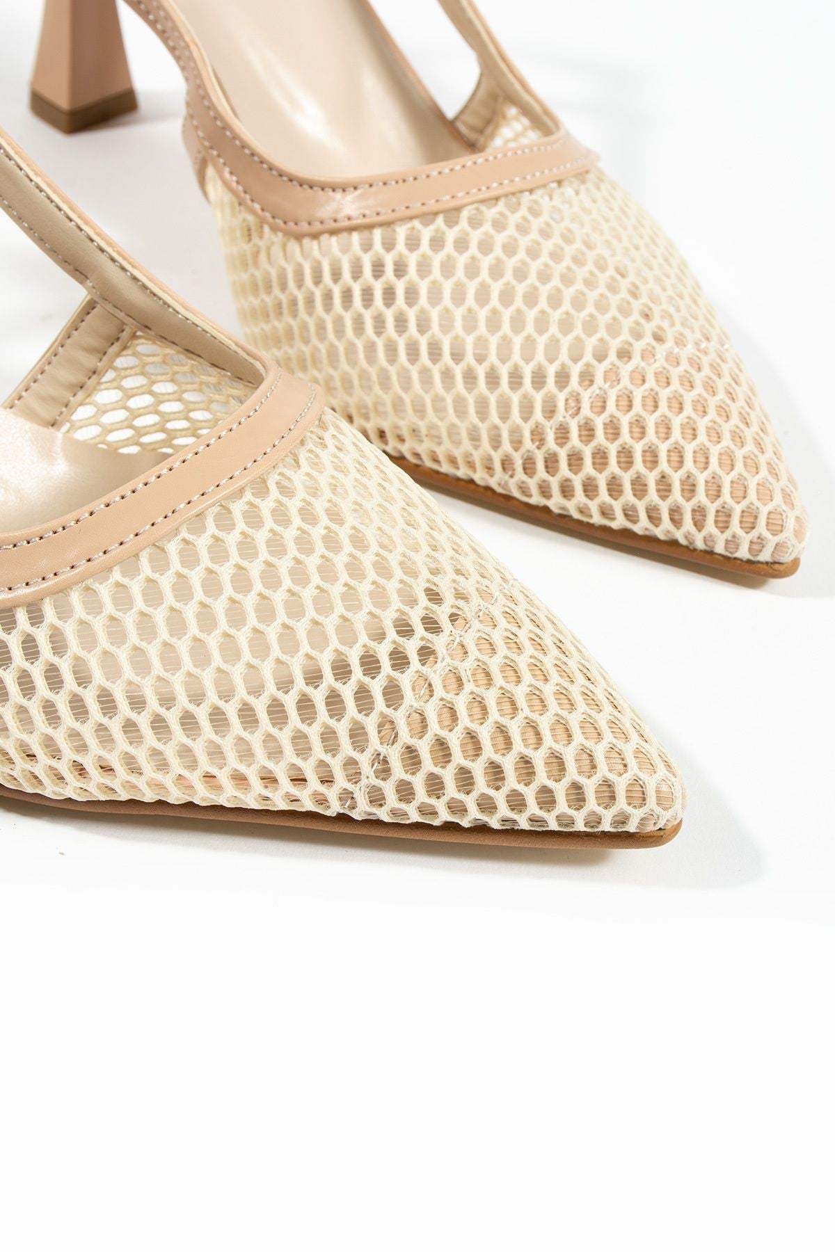 Berlin File Sivri Burun Toka Detay Arkası Açık Topuklu Ayakkabı