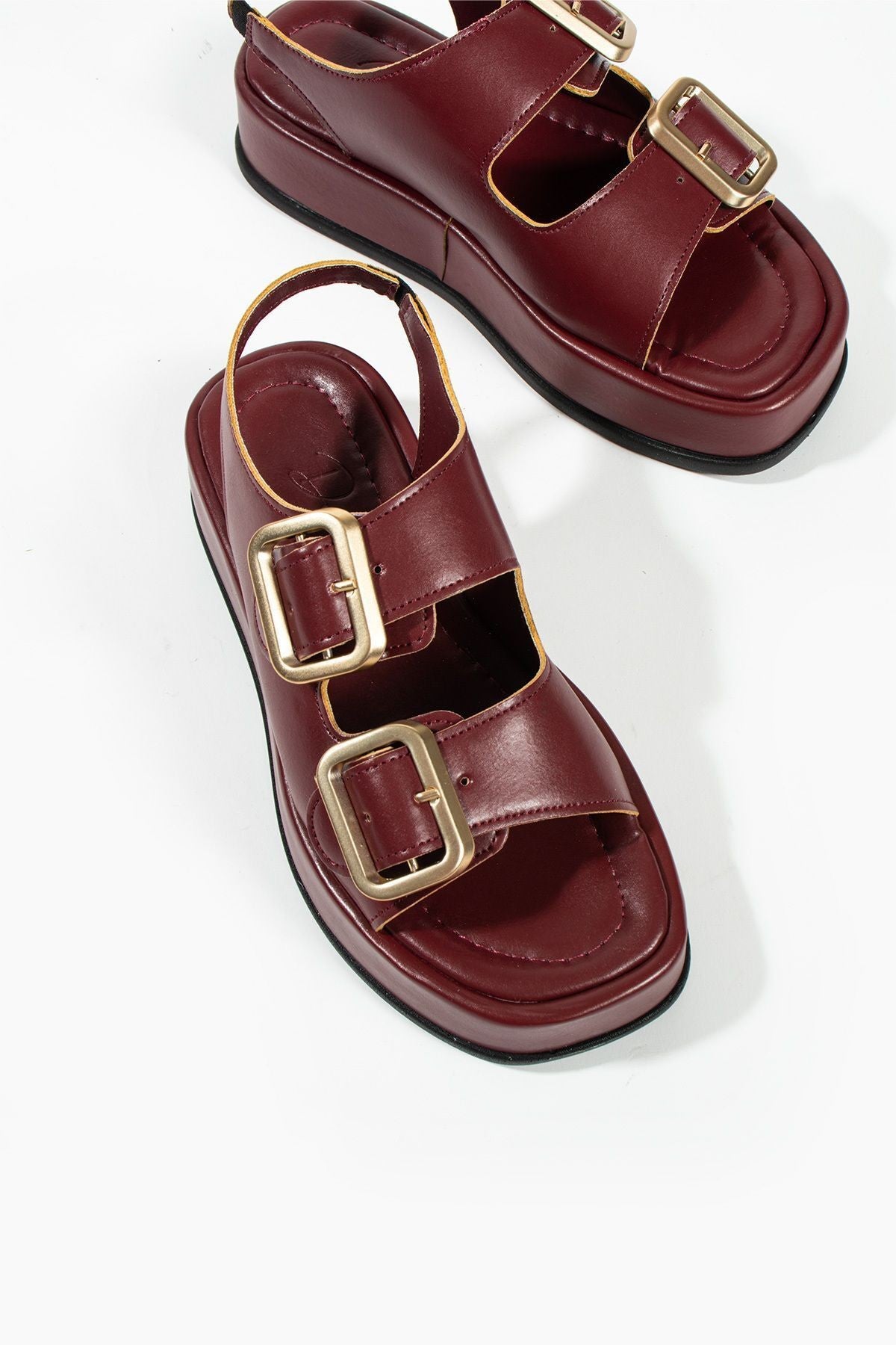 Dolgu Topuklu Çift Bantlı Tokalı Kadın Sandalet