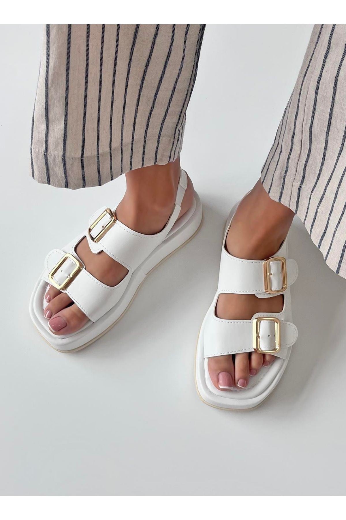 Dolgu Topuklu Çift Bantlı Tokalı Kadın Sandalet