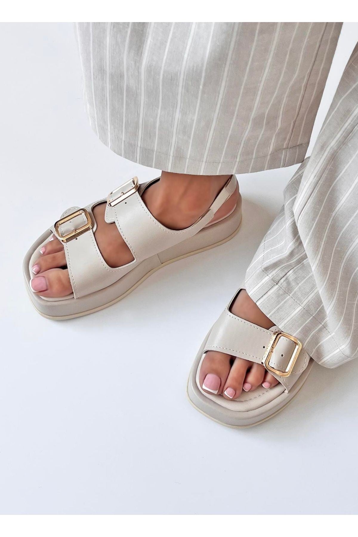 Dolgu Topuklu Çift Bantlı Tokalı Kadın Sandalet