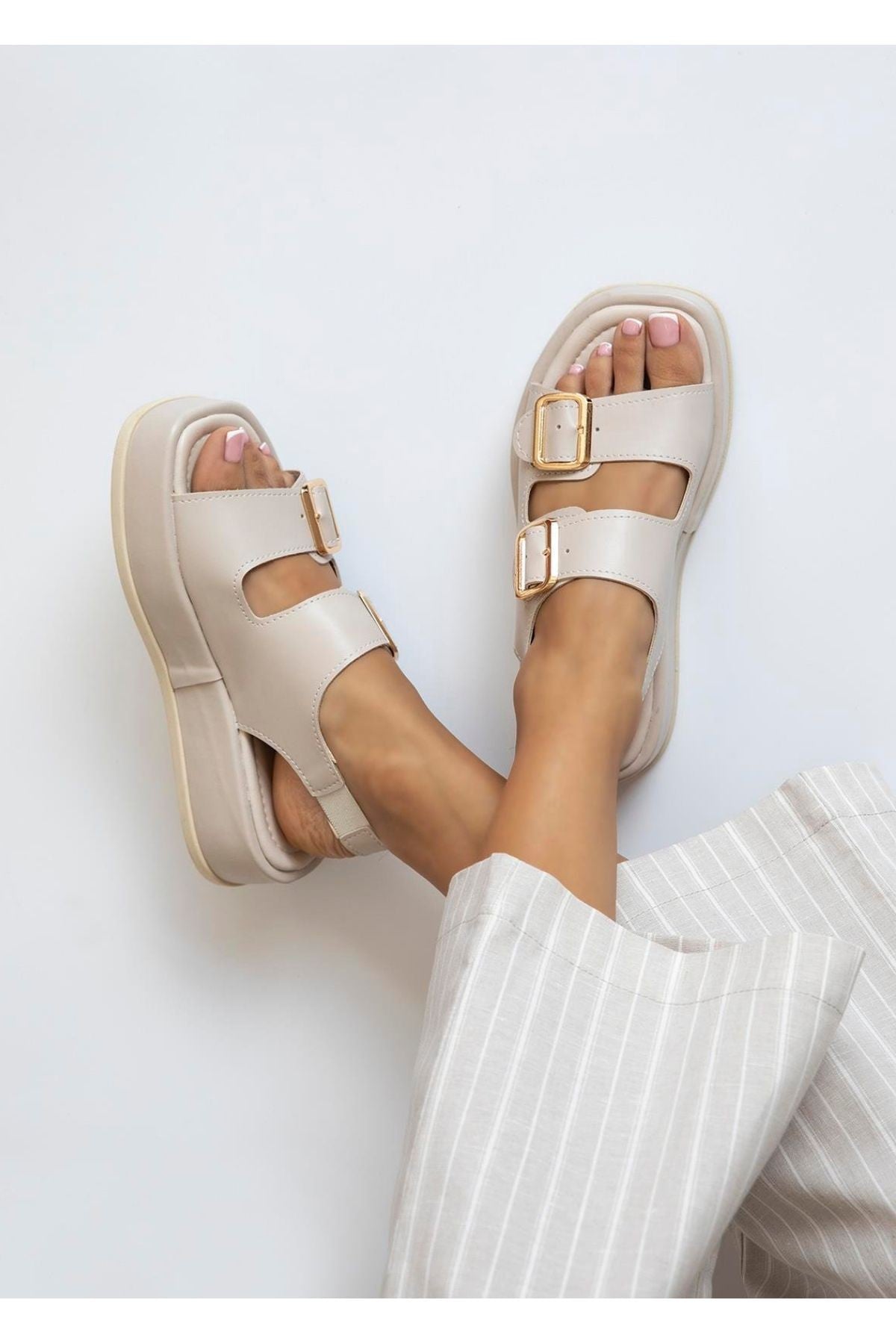 Dolgu Topuklu Çift Bantlı Tokalı Kadın Sandalet