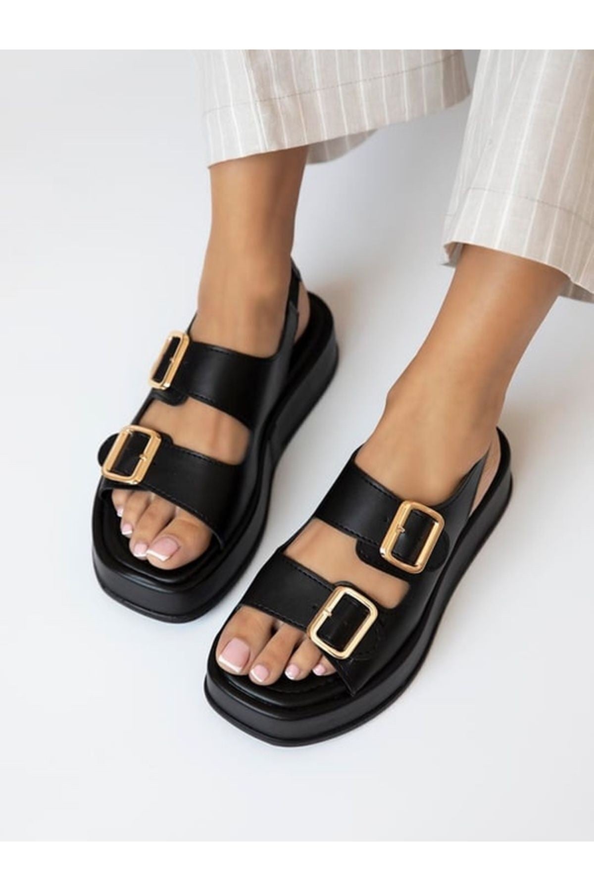 Dolgu Topuklu Çift Bantlı Tokalı Kadın Sandalet