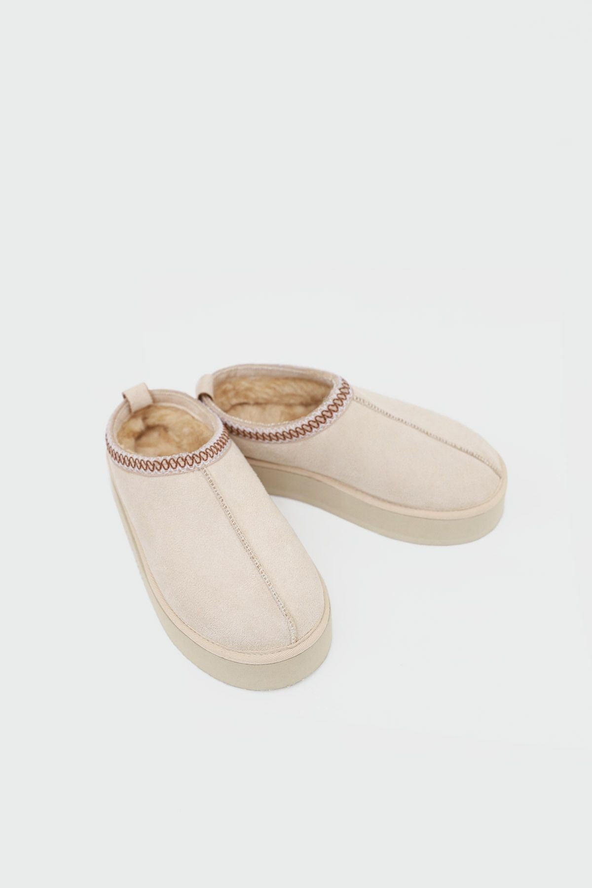 Lema İçi Kürklü Kadın Bot