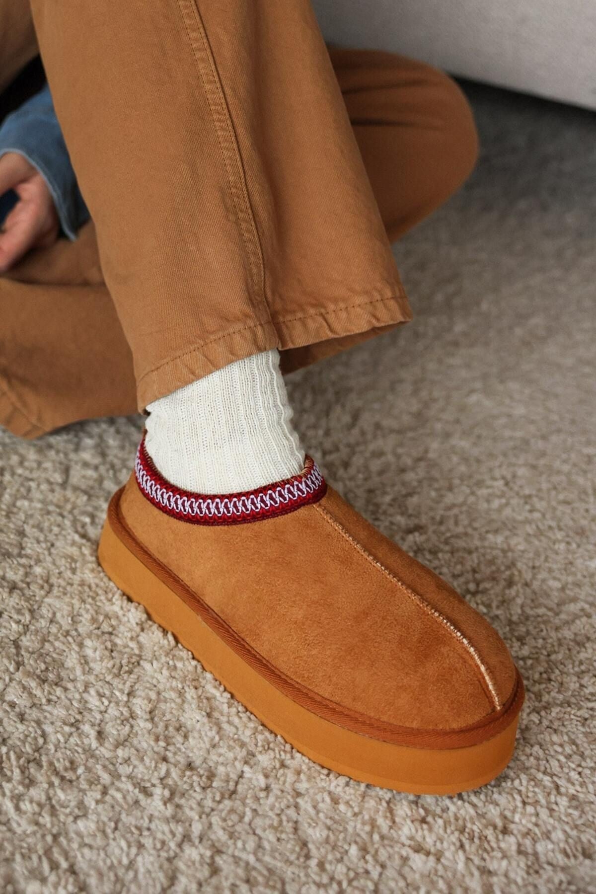 Lema İçi Kürklü Kadın Bot