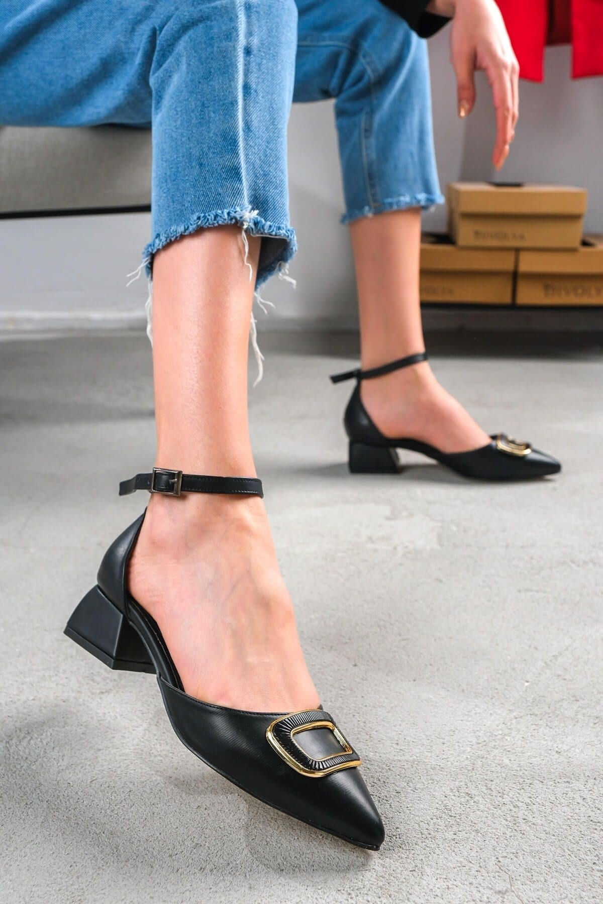 Adel Sivri Burun Yanları Açık Toka Detaylı Klasik Topuklu Ayakkabı