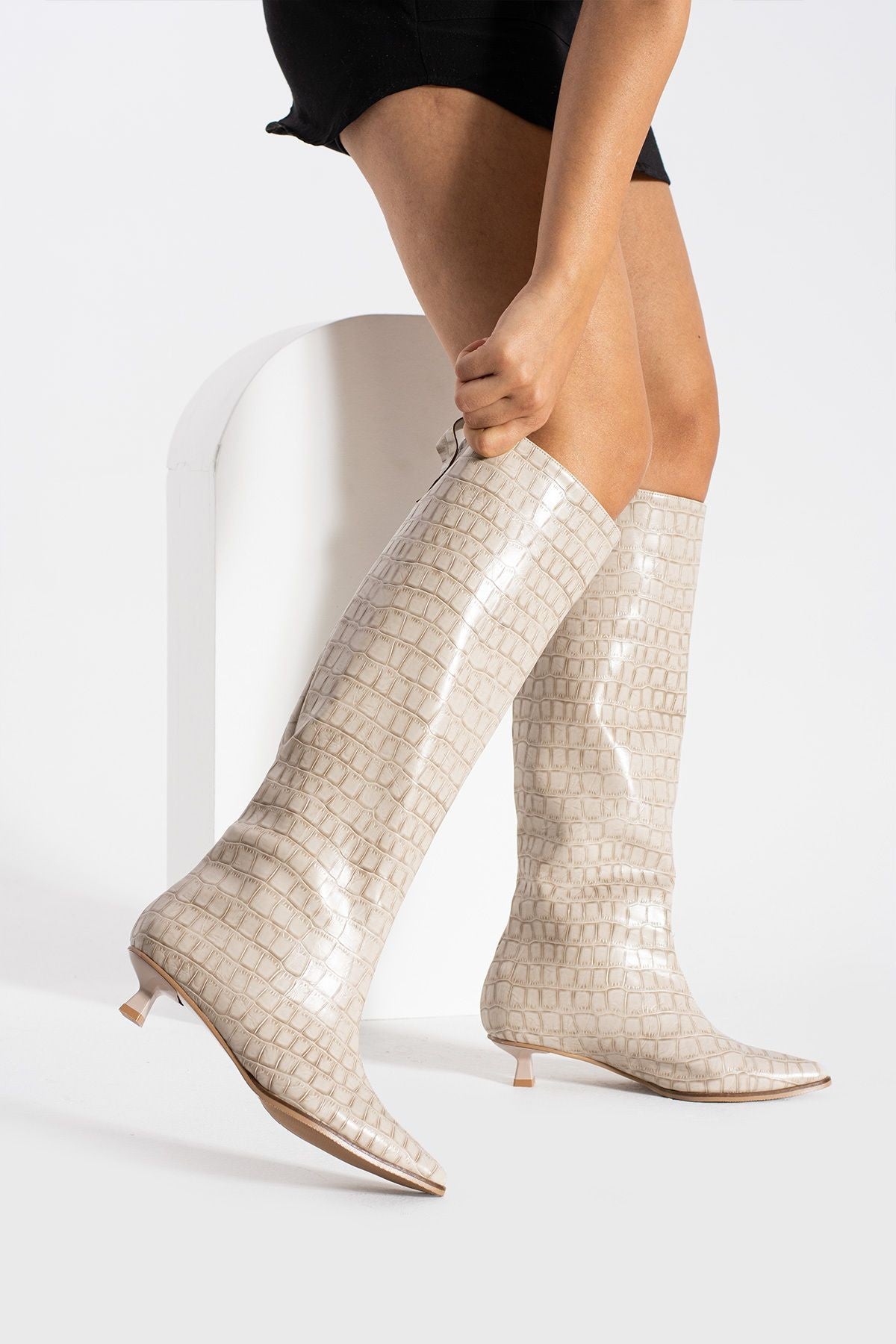 Holly Sivri Burun Desen Detaylı Topuklu Çizme