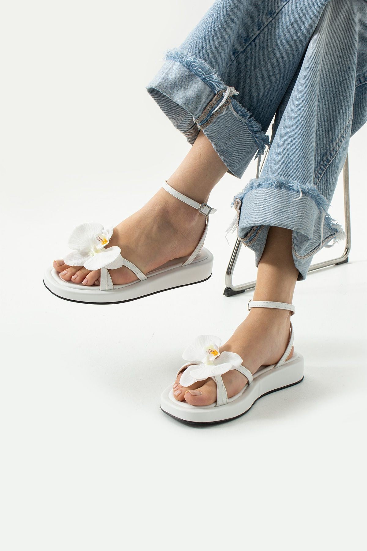 Daisy Bej Çiçek Detaylı Kadın Sandalet
