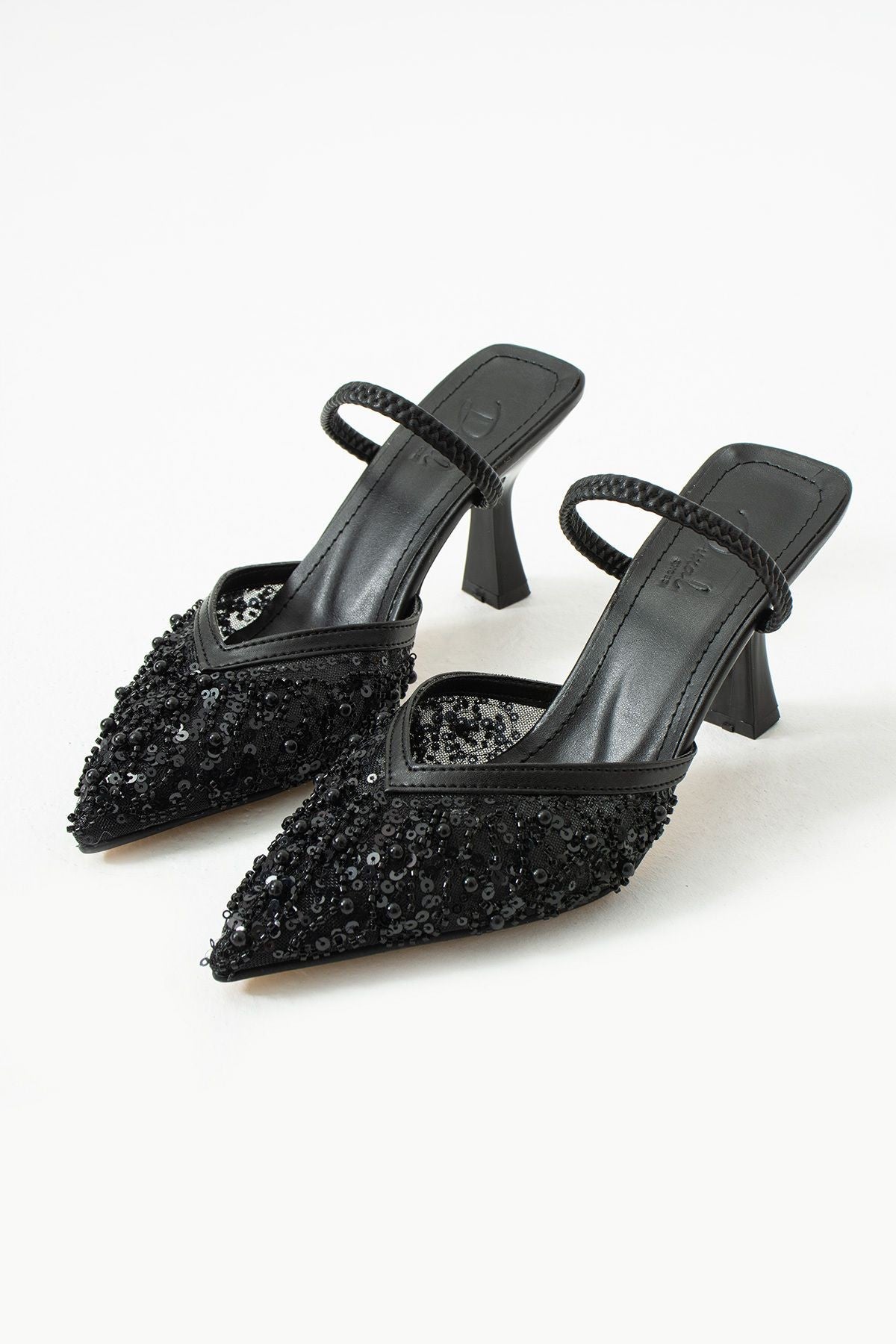 Alberta Tüylü Boncuklu Detaylı Arkası Açık Topuklu Ayakkabı