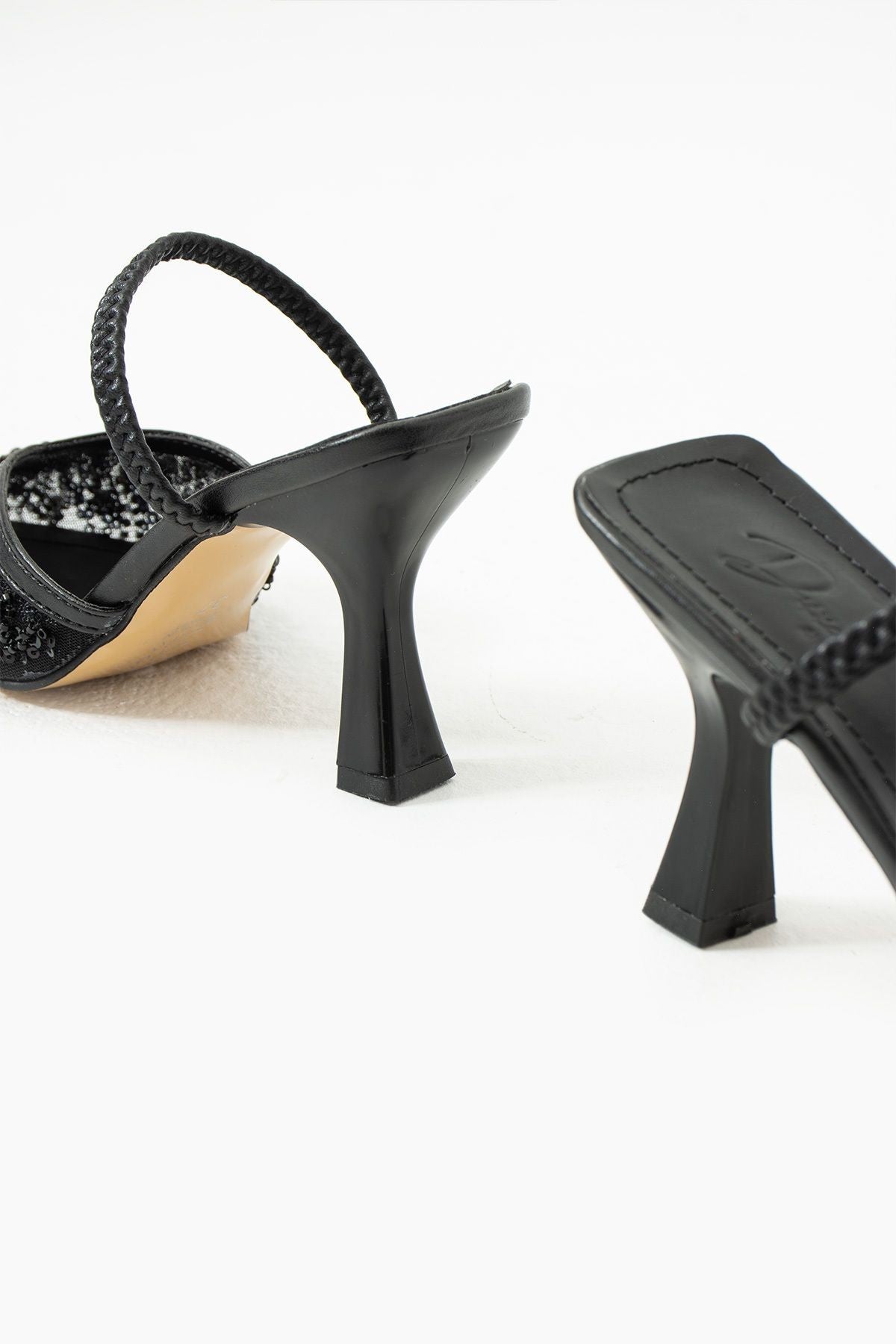 Alberta Tüylü Boncuklu Detaylı Arkası Açık Topuklu Ayakkabı