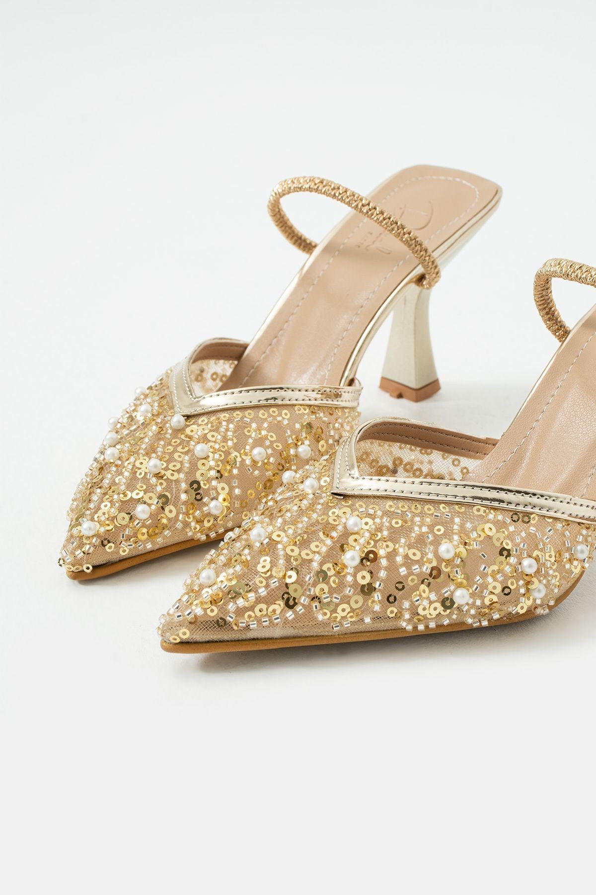 Alberta Tüylü Boncuklu Detaylı Arkası Açık Topuklu Ayakkabı