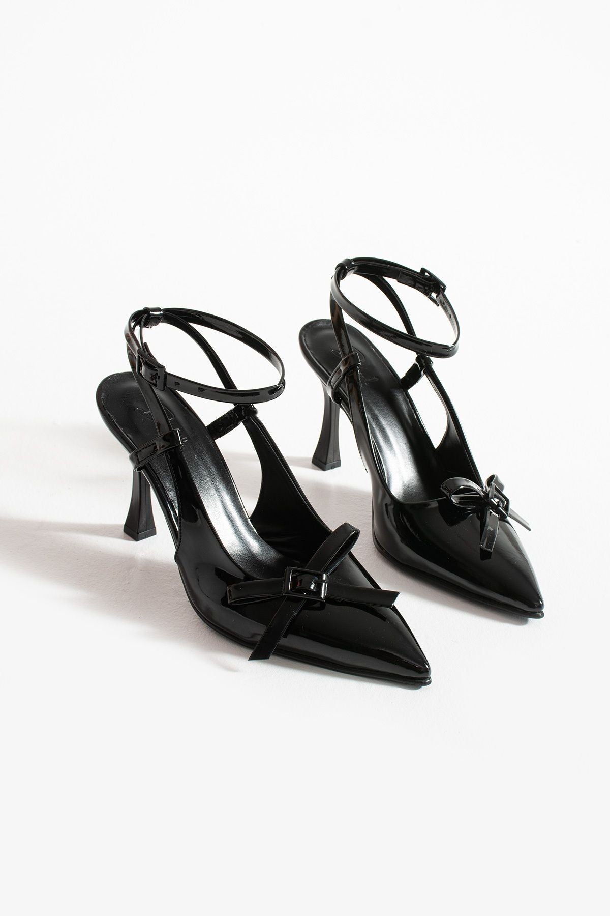 Luna Siyah Rugan Fiyonk Detaylı Gece Işıltısı Bilekten Bağlamalı İnce Topuklu Ayakkabı-Stiletto