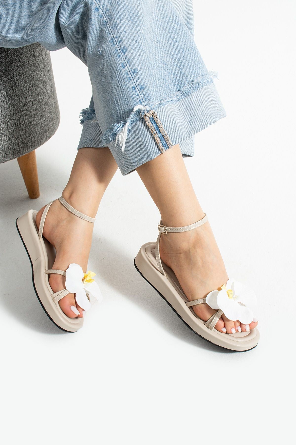 Daisy Bej Çiçek Detaylı Kadın Sandalet