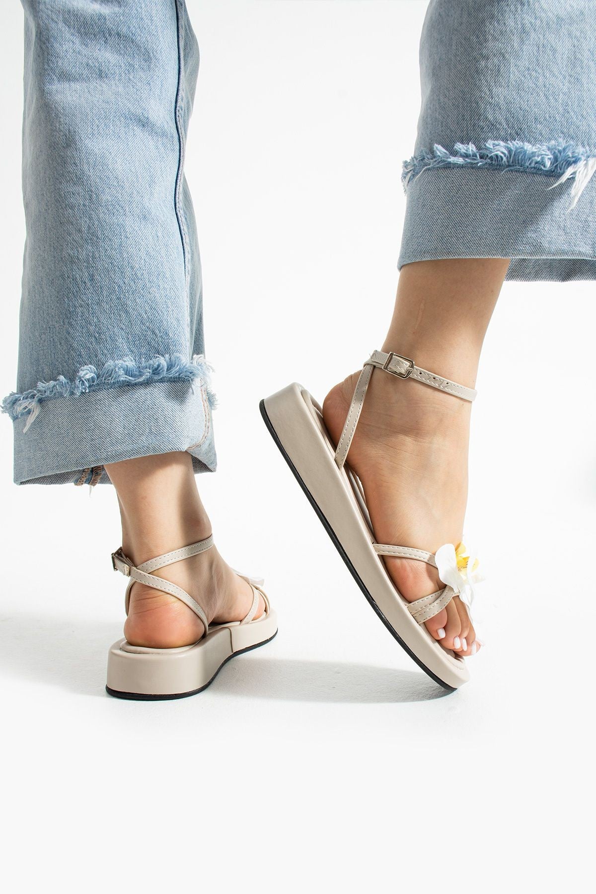 Daisy Bej Çiçek Detaylı Kadın Sandalet