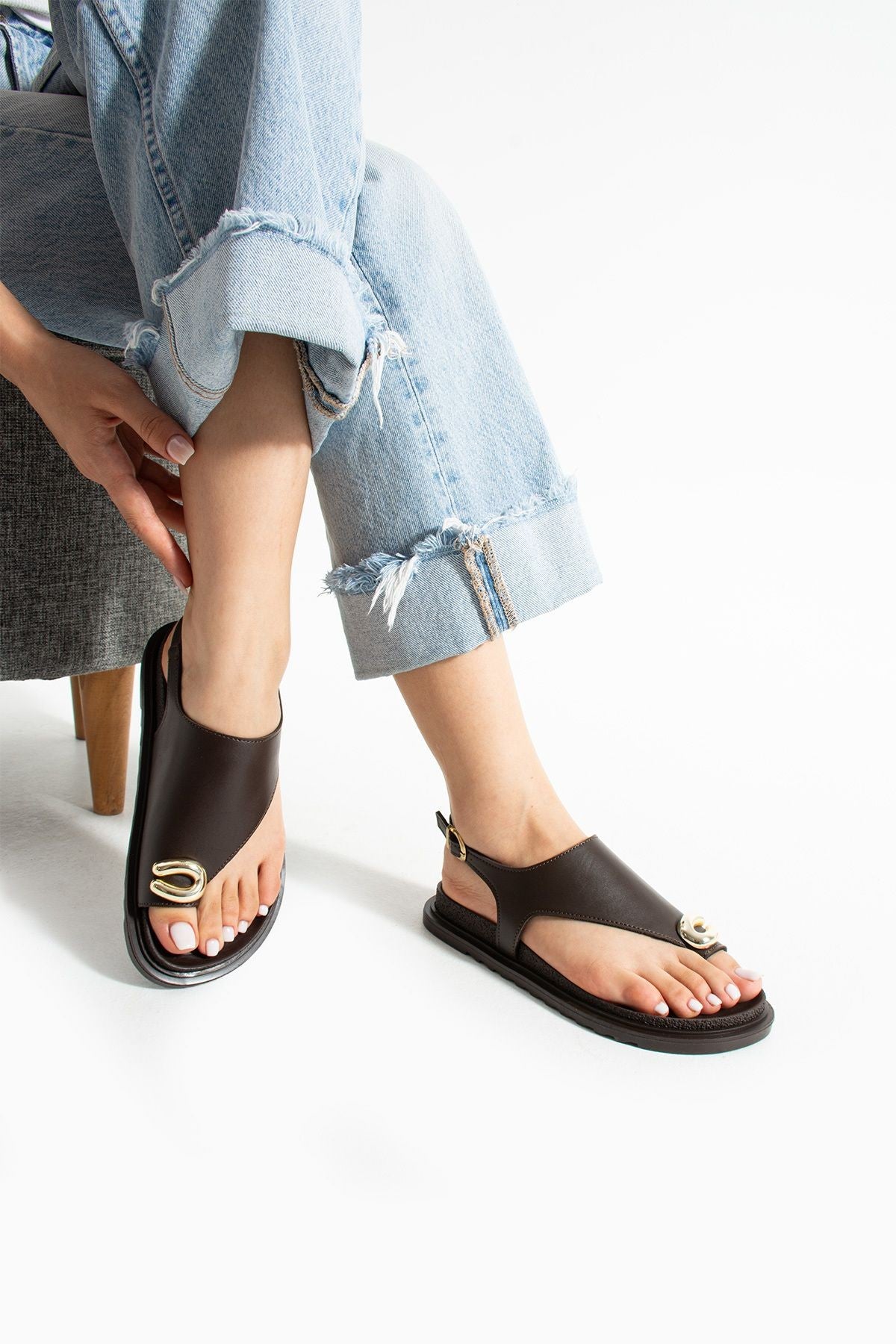 Clara Kadın Altın Tokalı Kahverengi Düz Sandalet