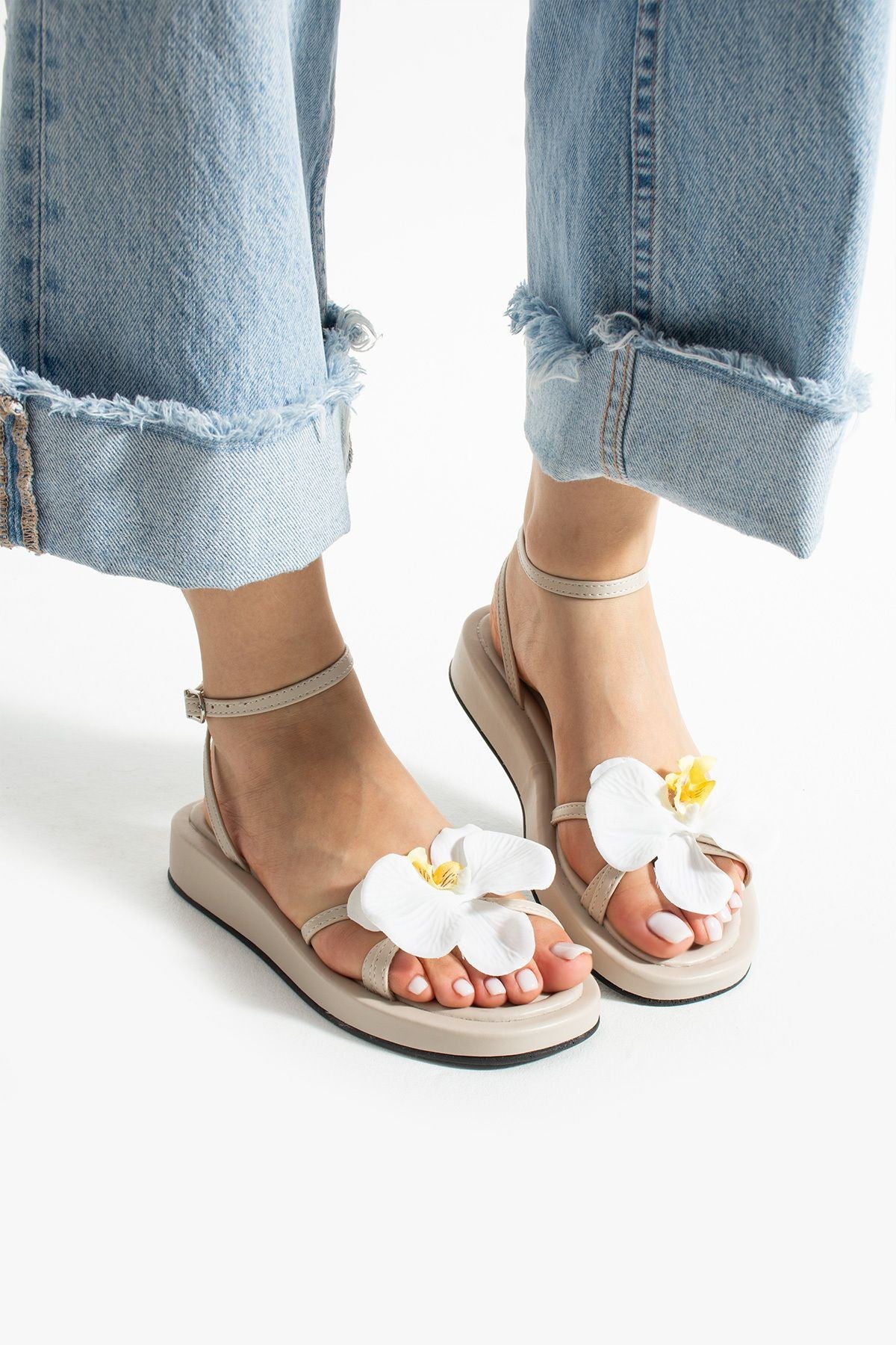 Daisy Bej Çiçek Detaylı Kadın Sandalet