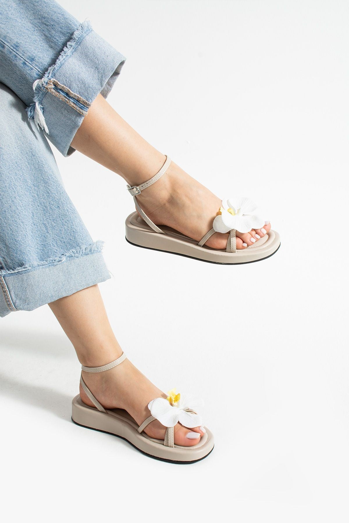 Daisy Bej Çiçek Detaylı Kadın Sandalet