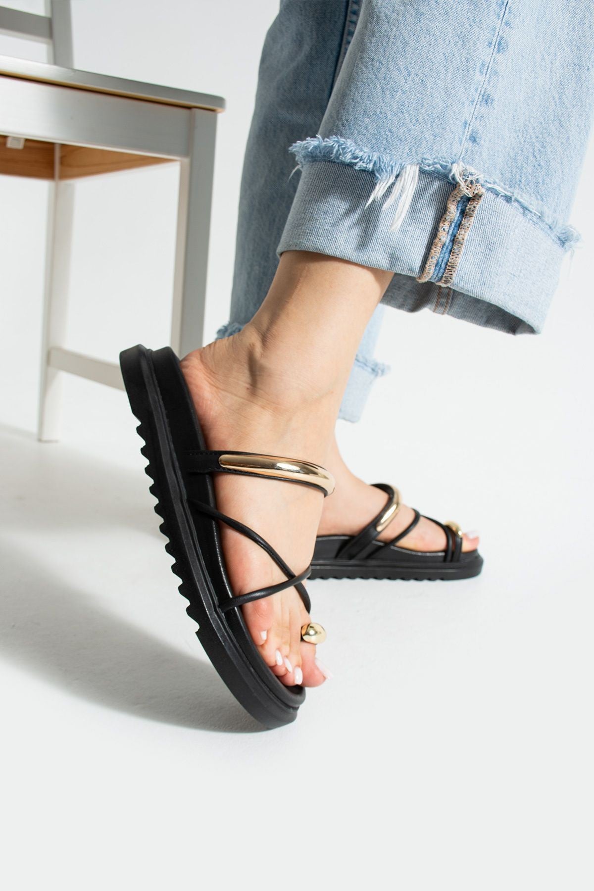 Tatum Kadın Kahverengi Trend Çapraz Bant Rahat Tabanlı Altın Detaylı Parmak Arası Terlik - Sandalet