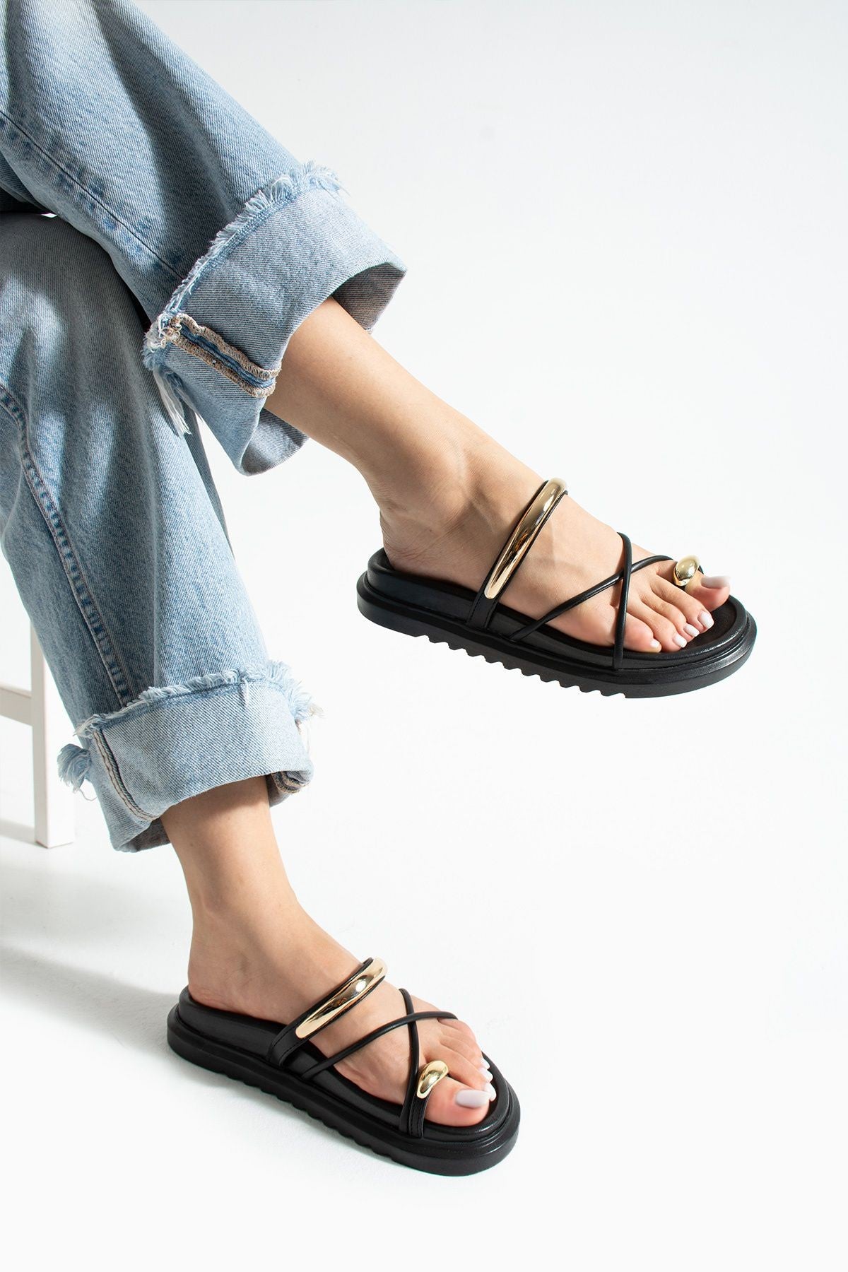 Tatum Kadın Kahverengi Trend Çapraz Bant Rahat Tabanlı Altın Detaylı Parmak Arası Terlik - Sandalet