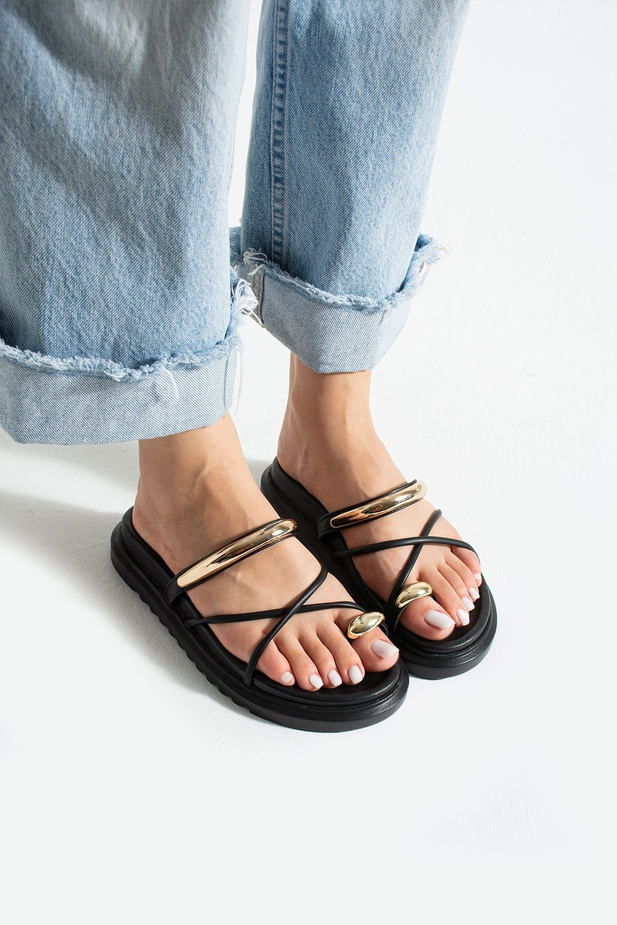 Tatum Kadın Kahverengi Trend Çapraz Bant Rahat Tabanlı Altın Detaylı Parmak Arası Terlik - Sandalet