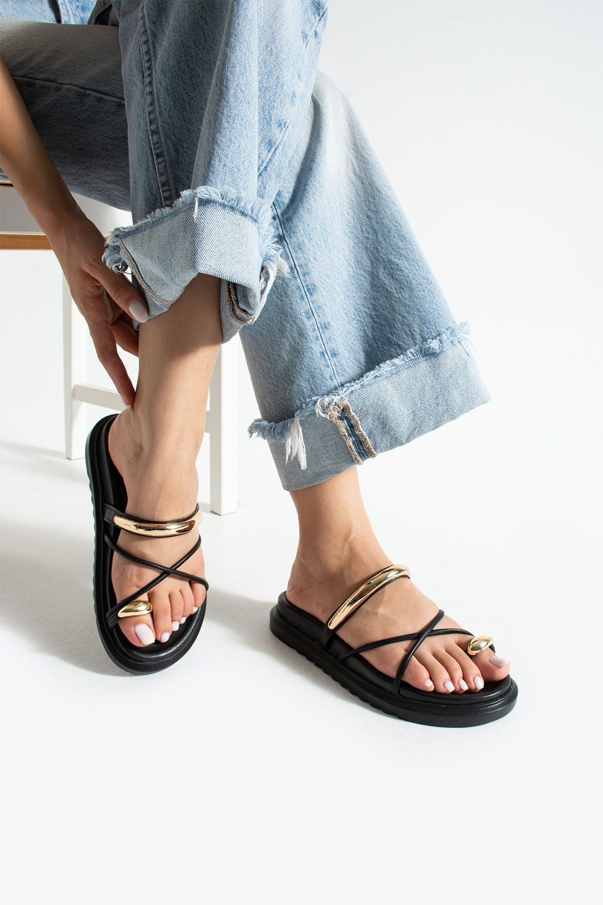 Tatum Kadın Kahverengi Trend Çapraz Bant Rahat Tabanlı Altın Detaylı Parmak Arası Terlik - Sandalet