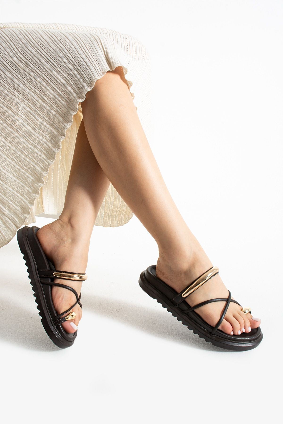 Tatum Kadın Kahverengi Trend Çapraz Bant Rahat Tabanlı Altın Detaylı Parmak Arası Terlik - Sandalet