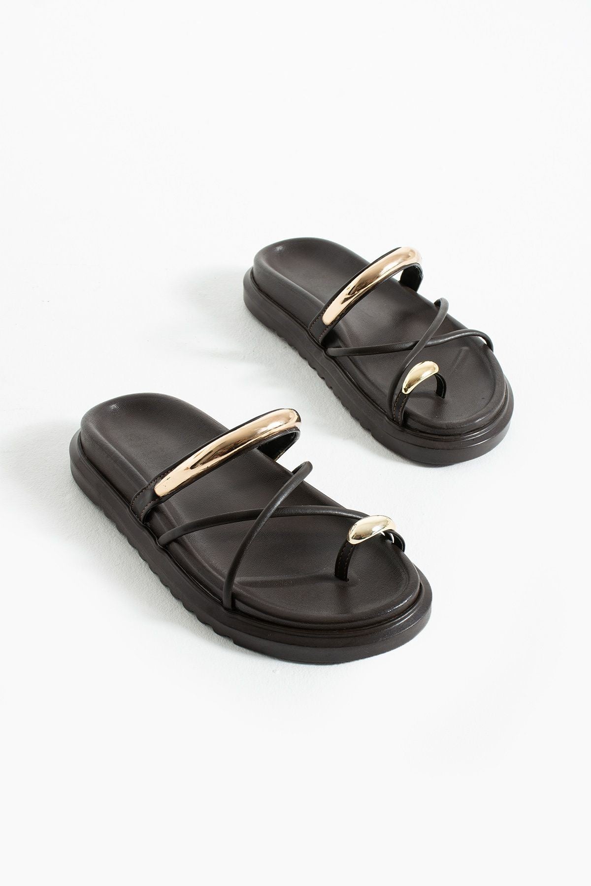 Tatum Kadın Kahverengi Trend Çapraz Bant Rahat Tabanlı Altın Detaylı Parmak Arası Terlik - Sandalet