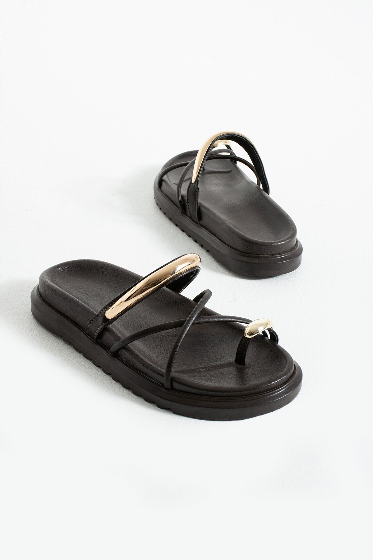 Tatum Kadın Kahverengi Trend Çapraz Bant Rahat Tabanlı Altın Detaylı Parmak Arası Terlik - Sandalet