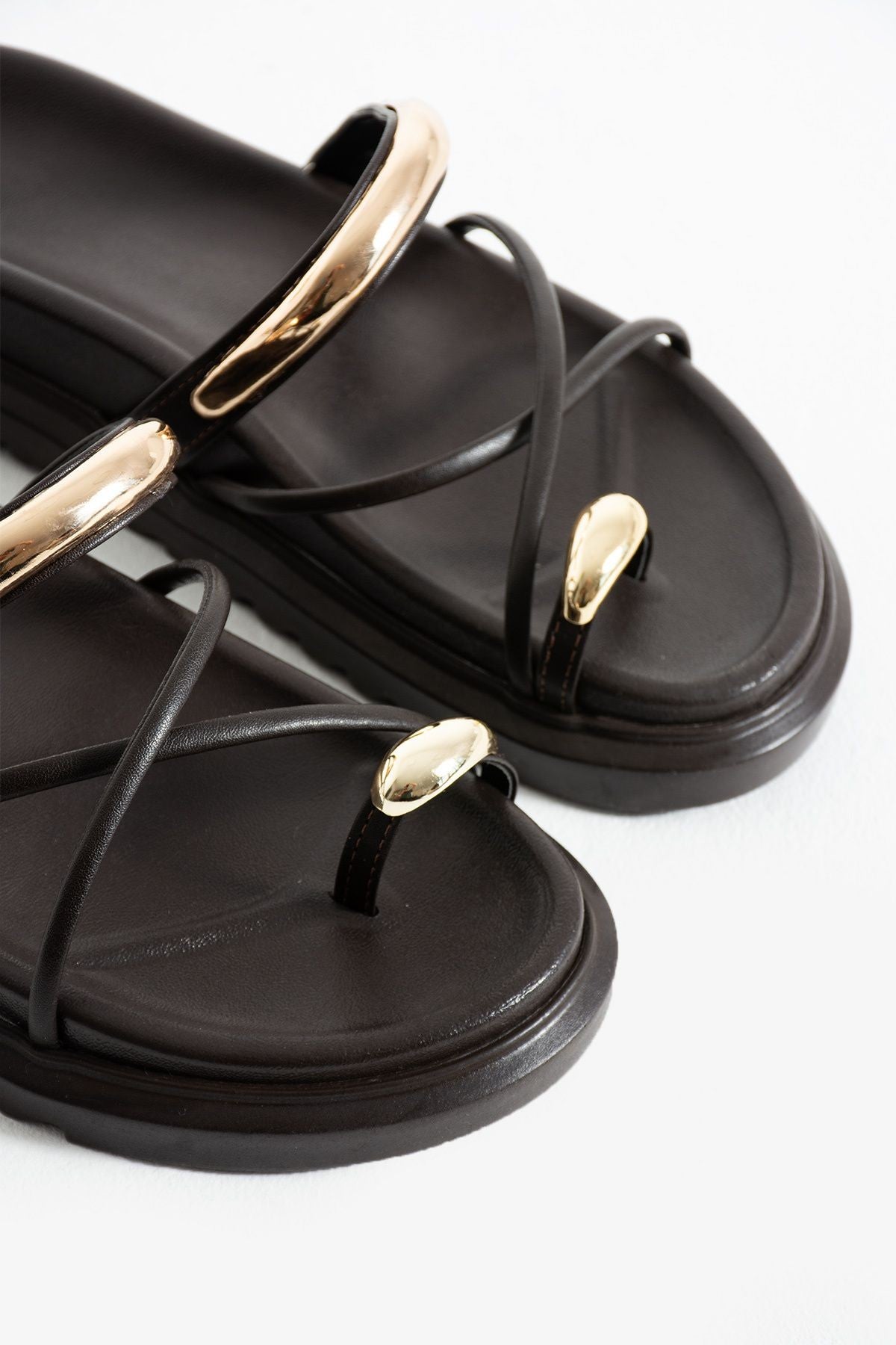 Tatum Kadın Kahverengi Trend Çapraz Bant Rahat Tabanlı Altın Detaylı Parmak Arası Terlik - Sandalet