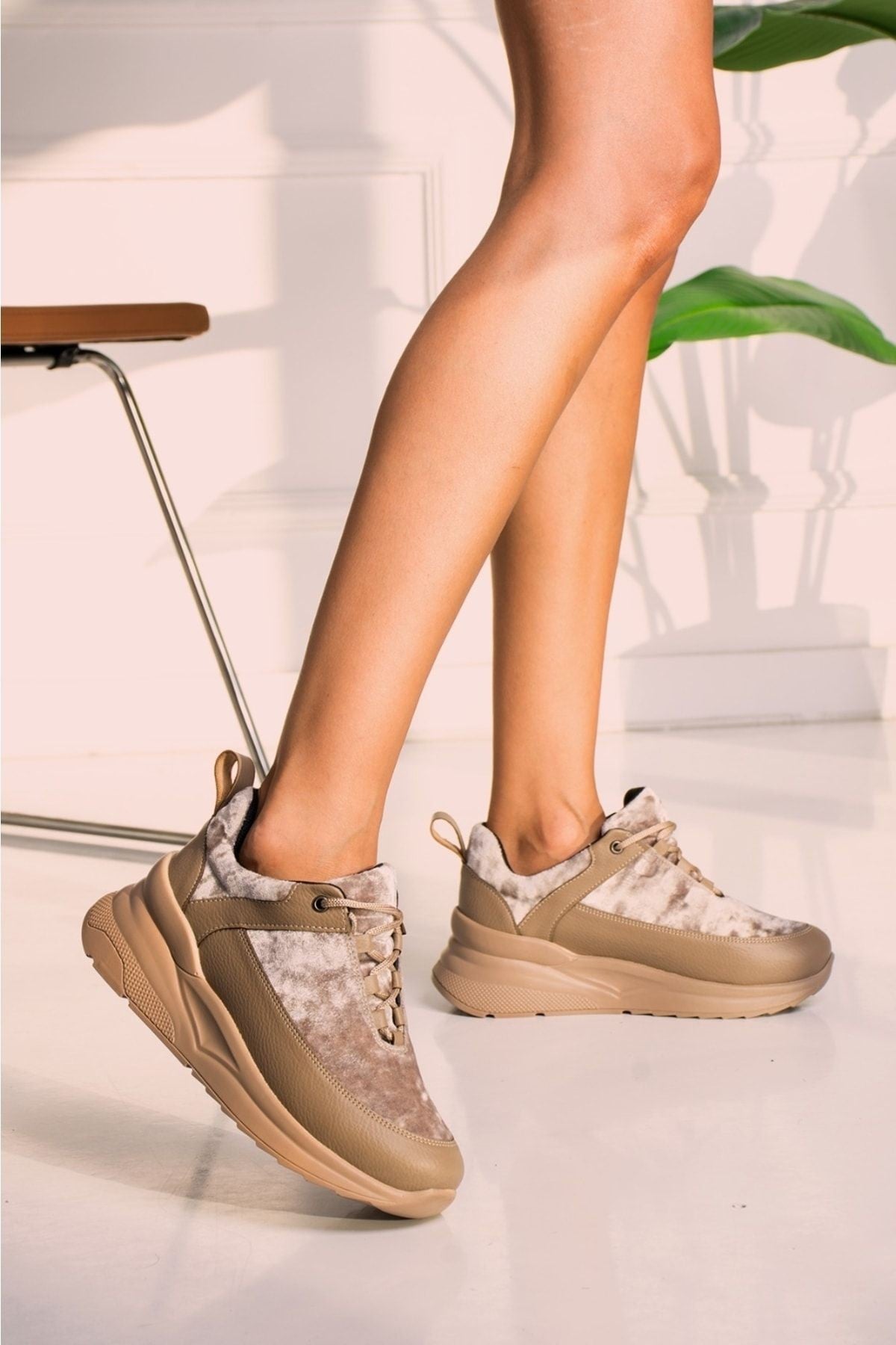 Yeni Bej - Kadife Dolgu Taban Sneaker Model 440583
