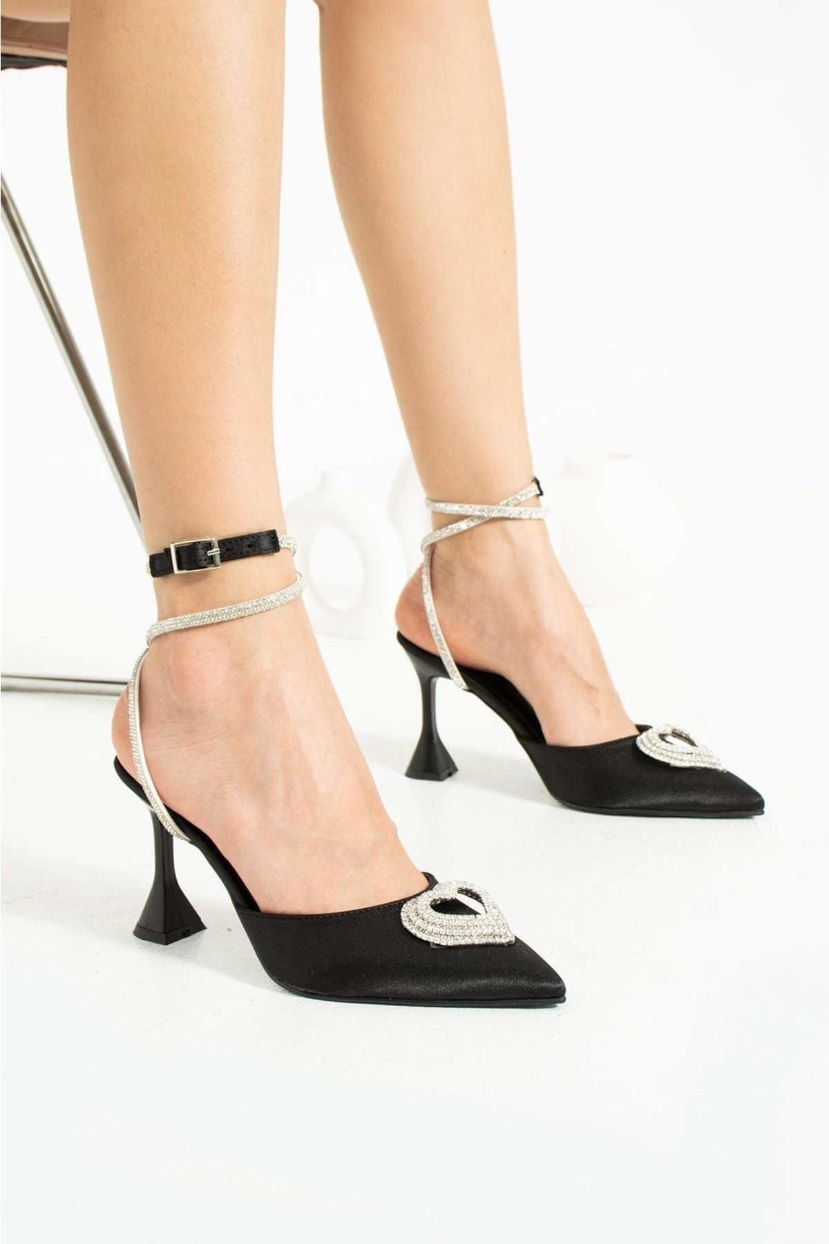 Siyah Kalp Detay Saten Bilekten Bağlamalı Topuklu Kadın Ayakkabı